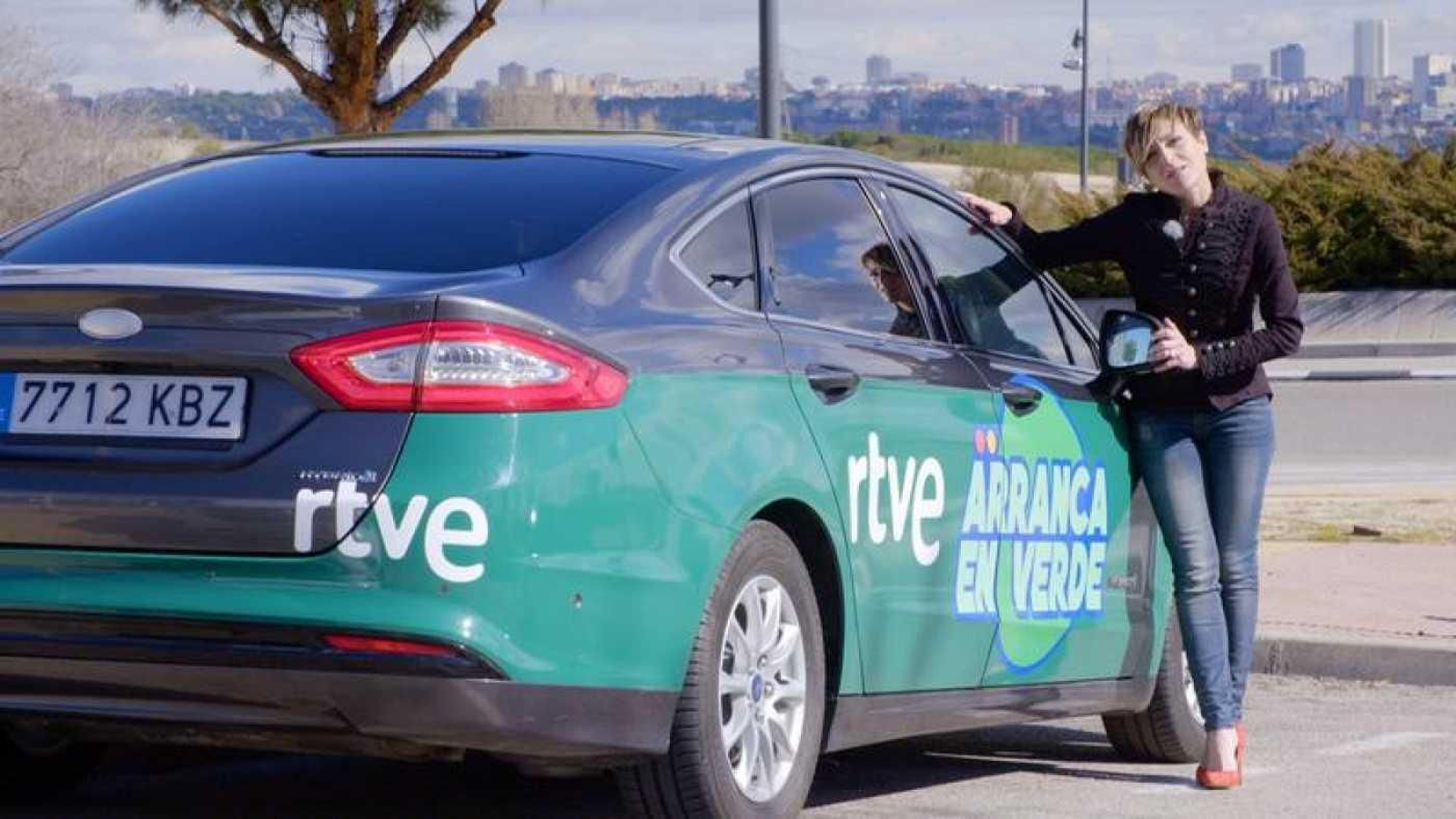 La humorista y presentadora Sara Escudero con el vehículo del concurso con el que recorrerá el país para TVE.