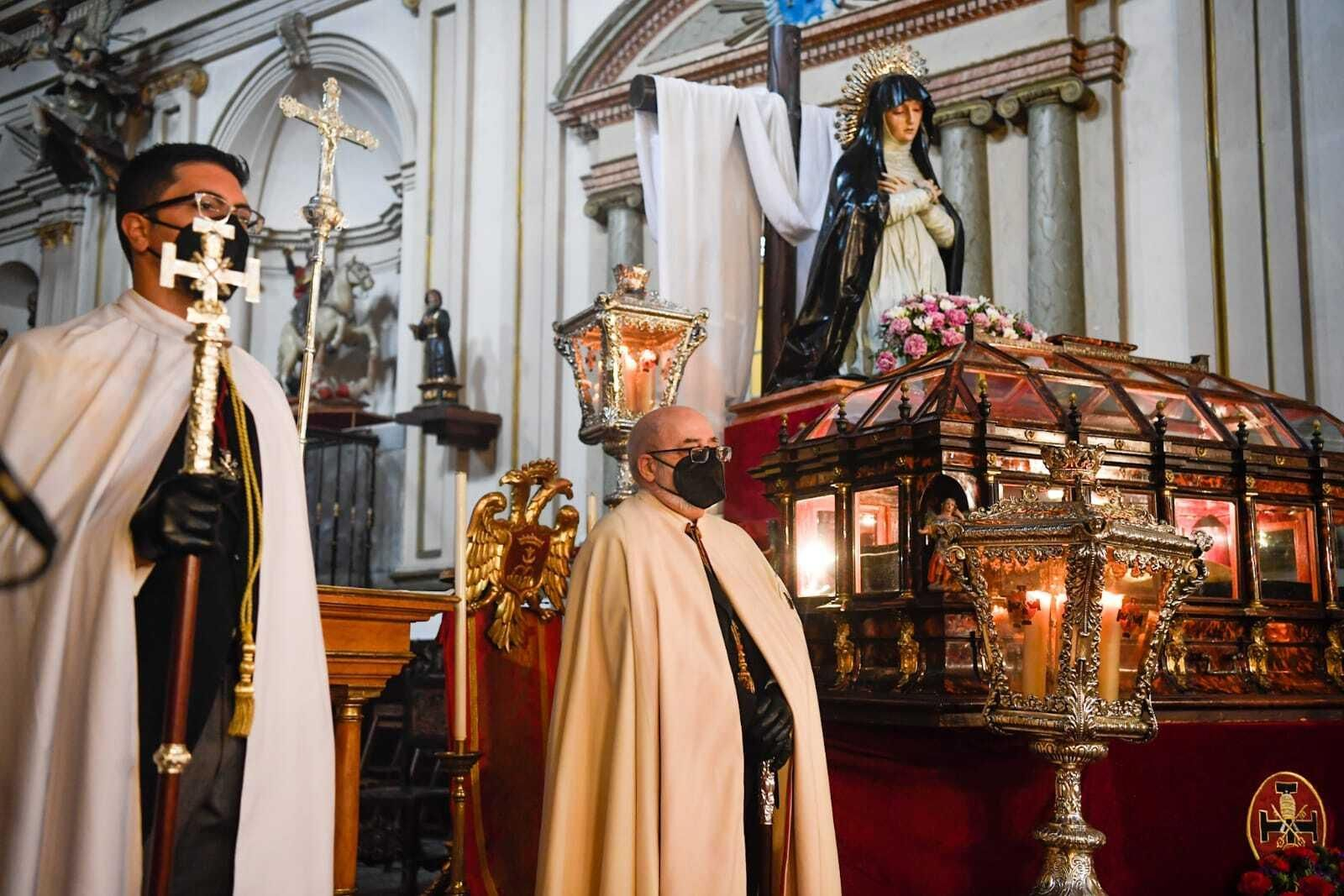 Santa Ana abre sus puertas para venerar al Señor del Santo Sepulcro y la Virgen de la Soledad