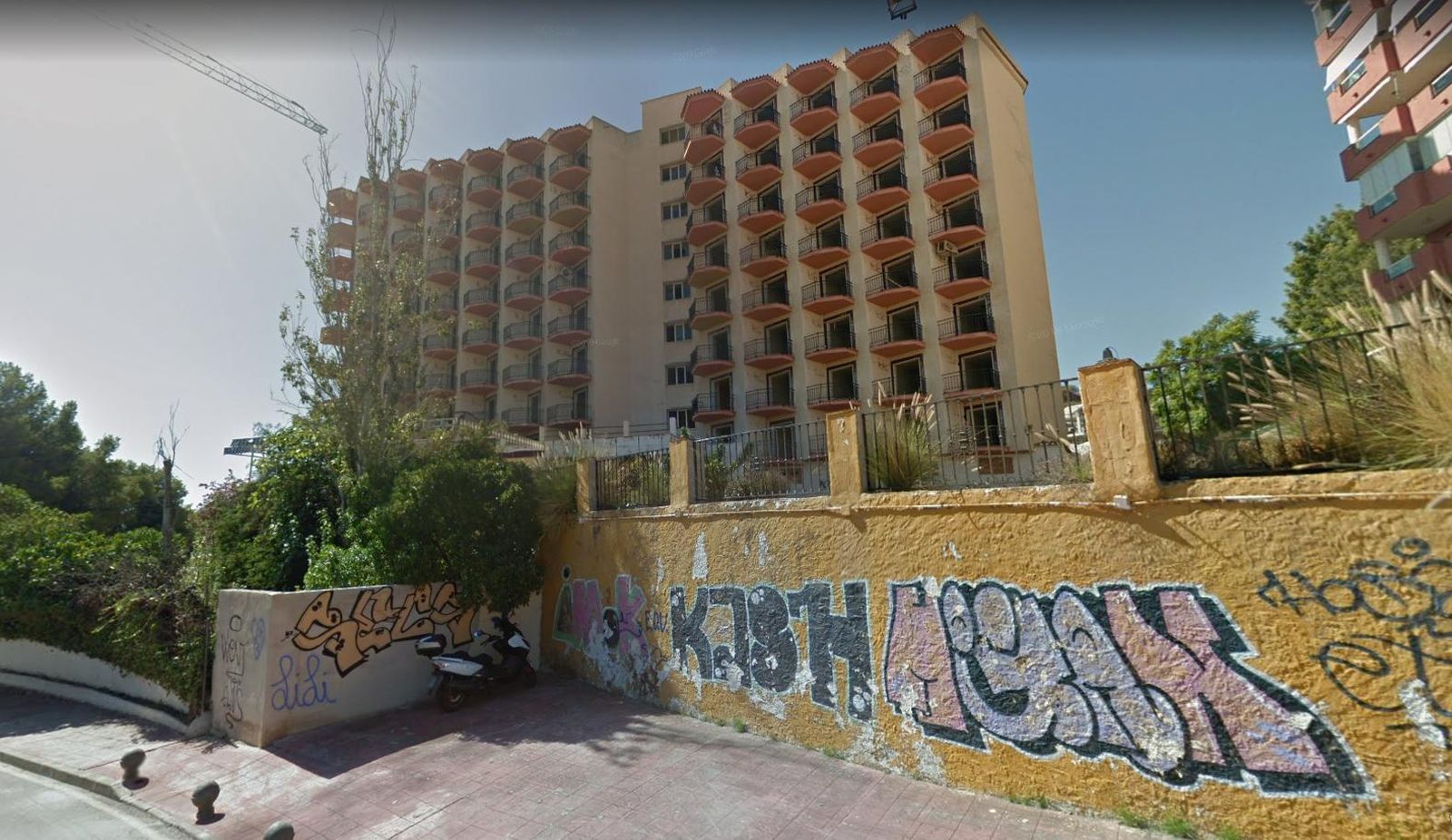 Uno de los edificios en estado de abandono del complejo hotelero.