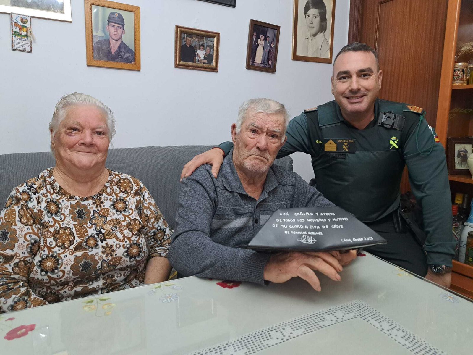 Luiso junto a Andrea, su mujer, operada recientemente de un ojo, y al sargento Diego, clave en su rescate. En sus manos, un tricornio dedicado.