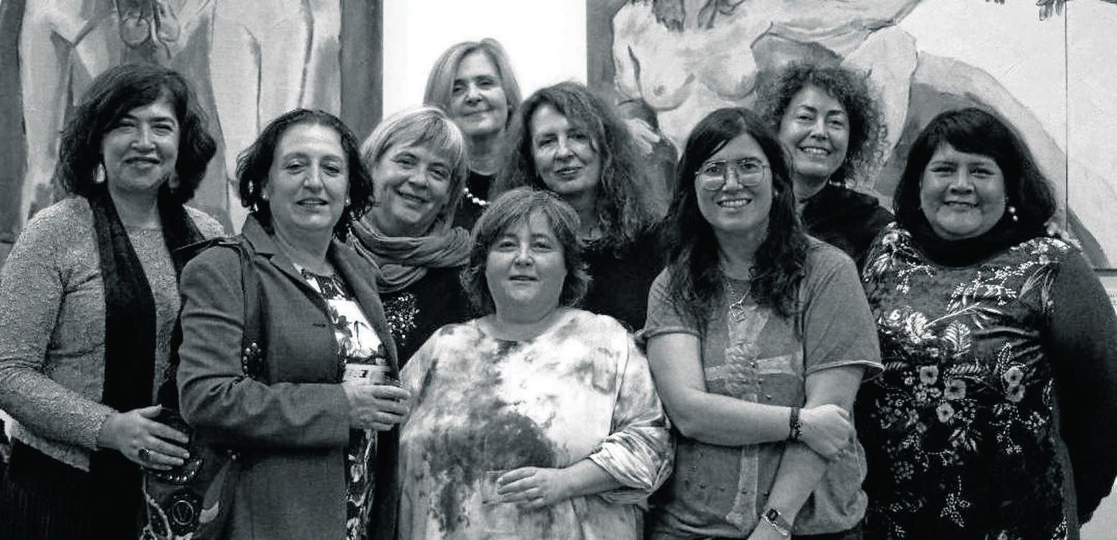 Desiré Ortega, Mar Ocón, Verónica Barrios, Patricia Garzón, Mercedes Escolano, Gloria Ocón y Pilar Dyufaín, durante la inauguración en la sala de exposición del Hotel Alquimia.