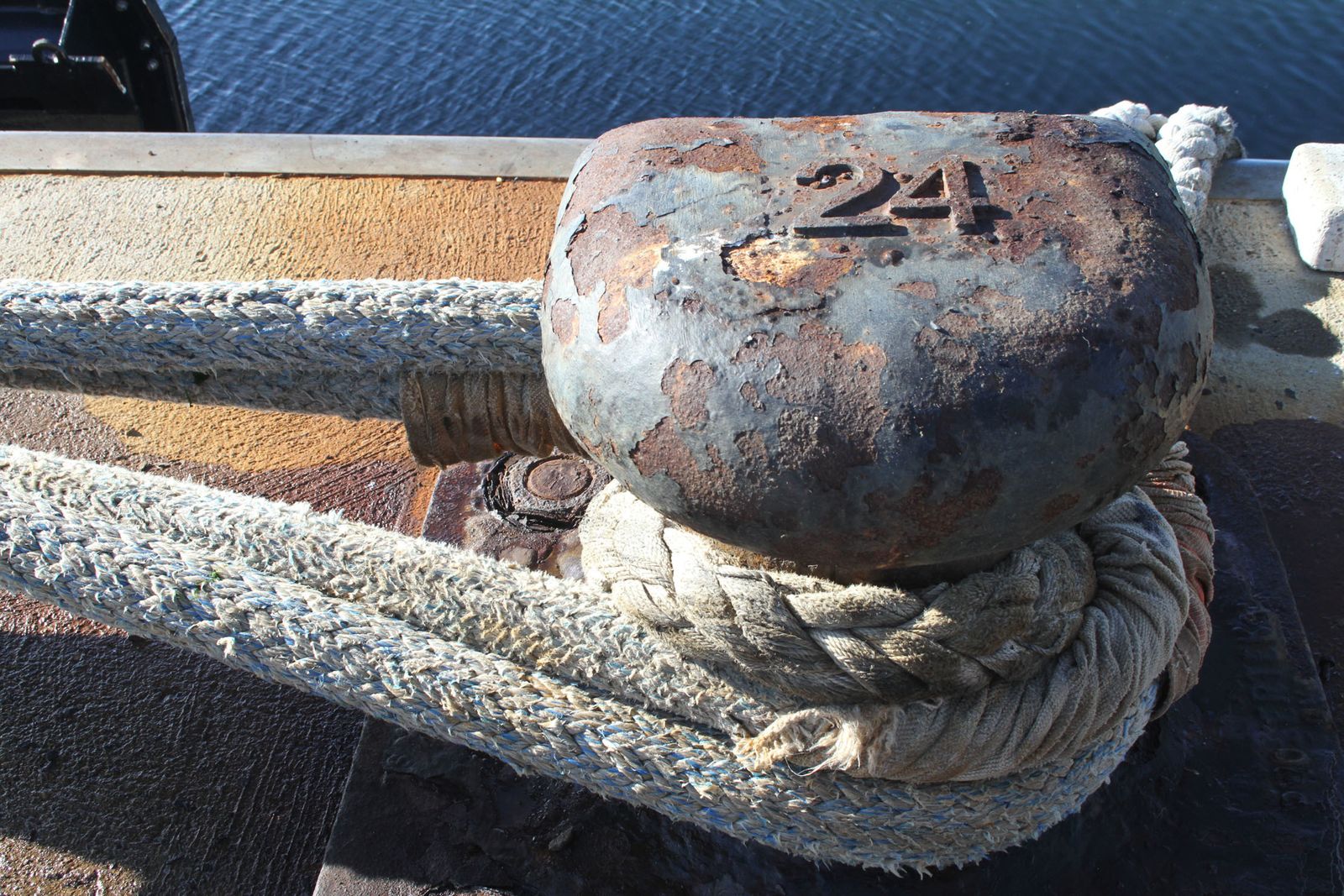 Imágenes de las primeras horas del portaaviones "Juan Carlos I" en el puerto de Huelva, durante su visita este fin de semana