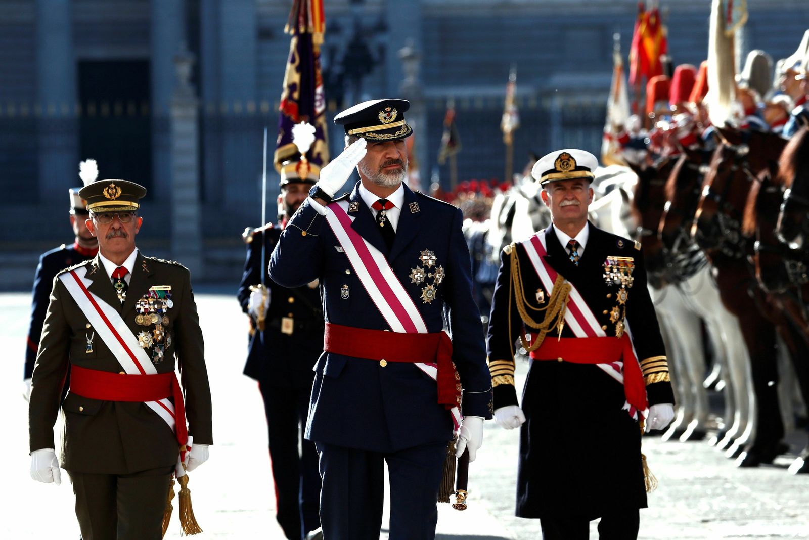 El rey de España Felipe VI pasa revista a la Guardia Real en el Patio de Armas antes del inicio de la ceremonia de la Pascua Militar en el Palacio Real, este lunes en Madrid.