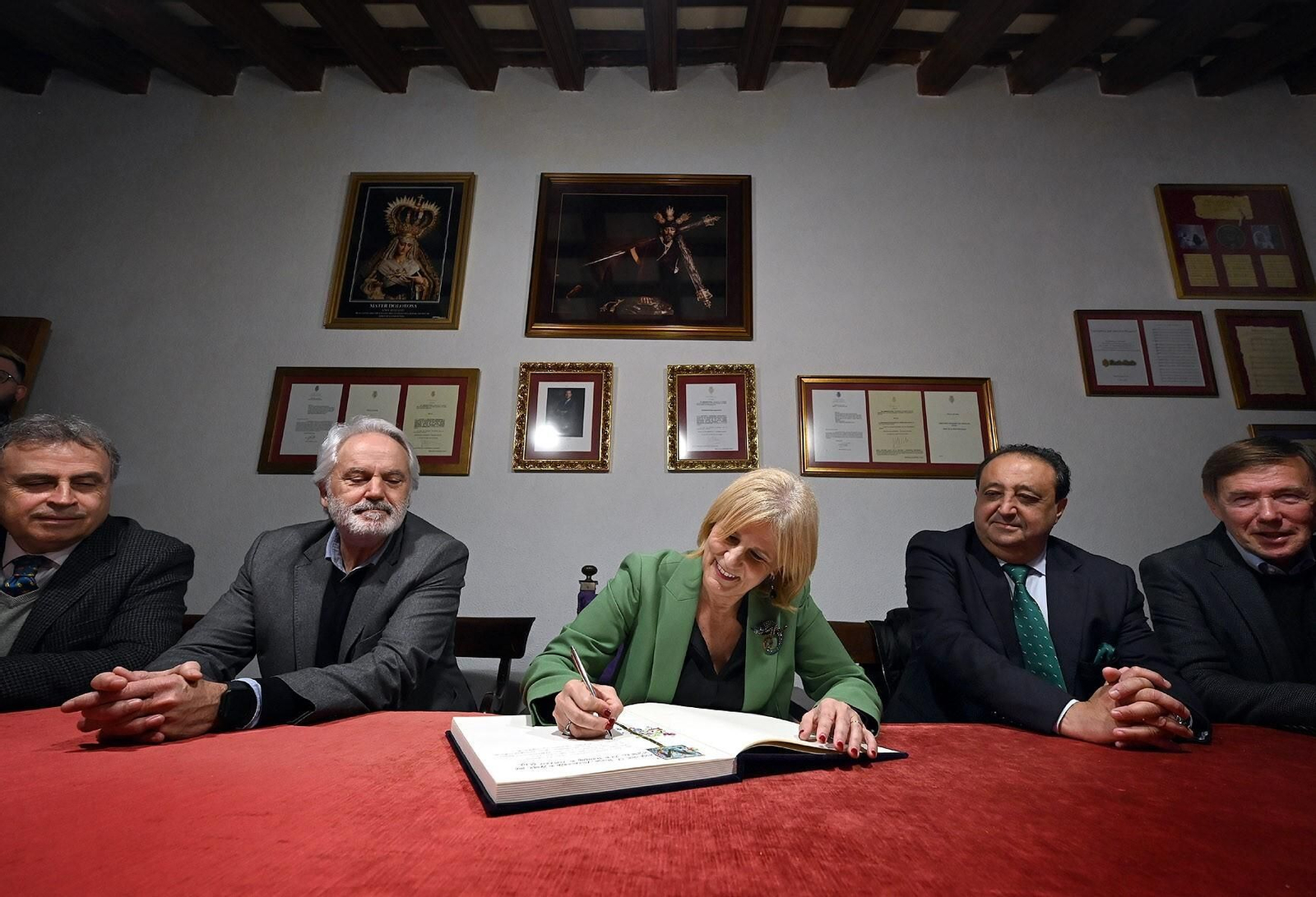La alcaldesa de Jerez, firmando en el libro de honor de la Hermandad de las Tres Caídas