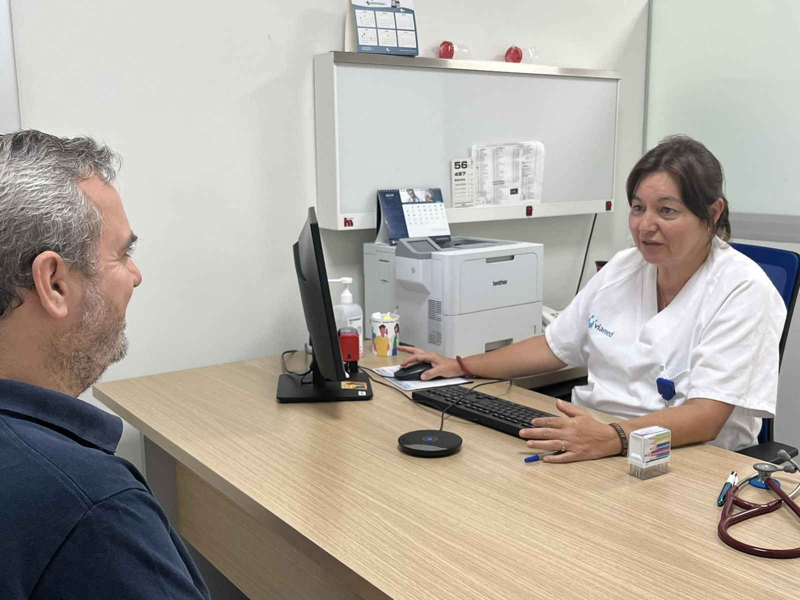 Profesional de Viamed durante una consulta.