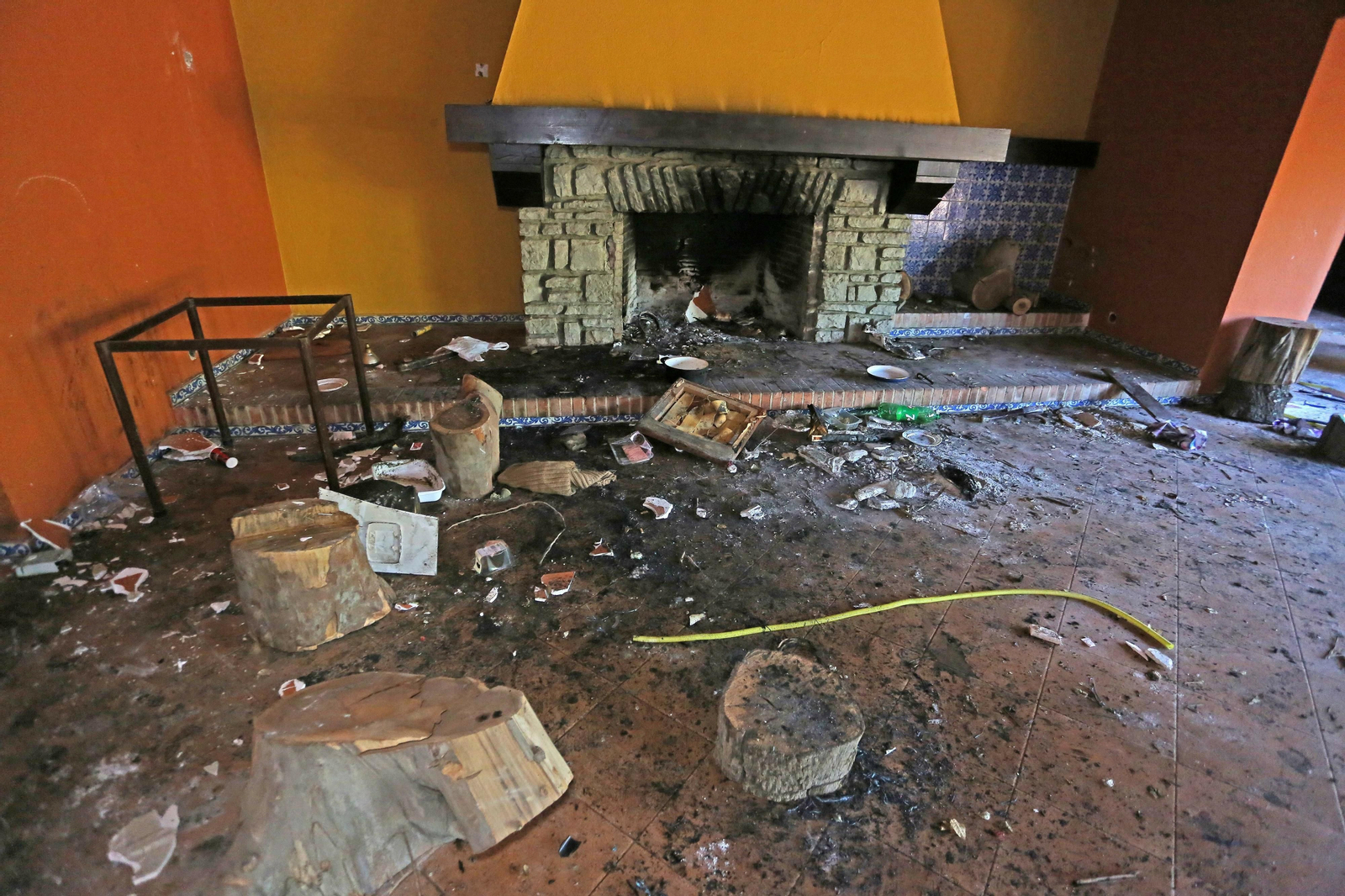 Imágenes de los destrozos y expolio en el restaurante EL Bosque