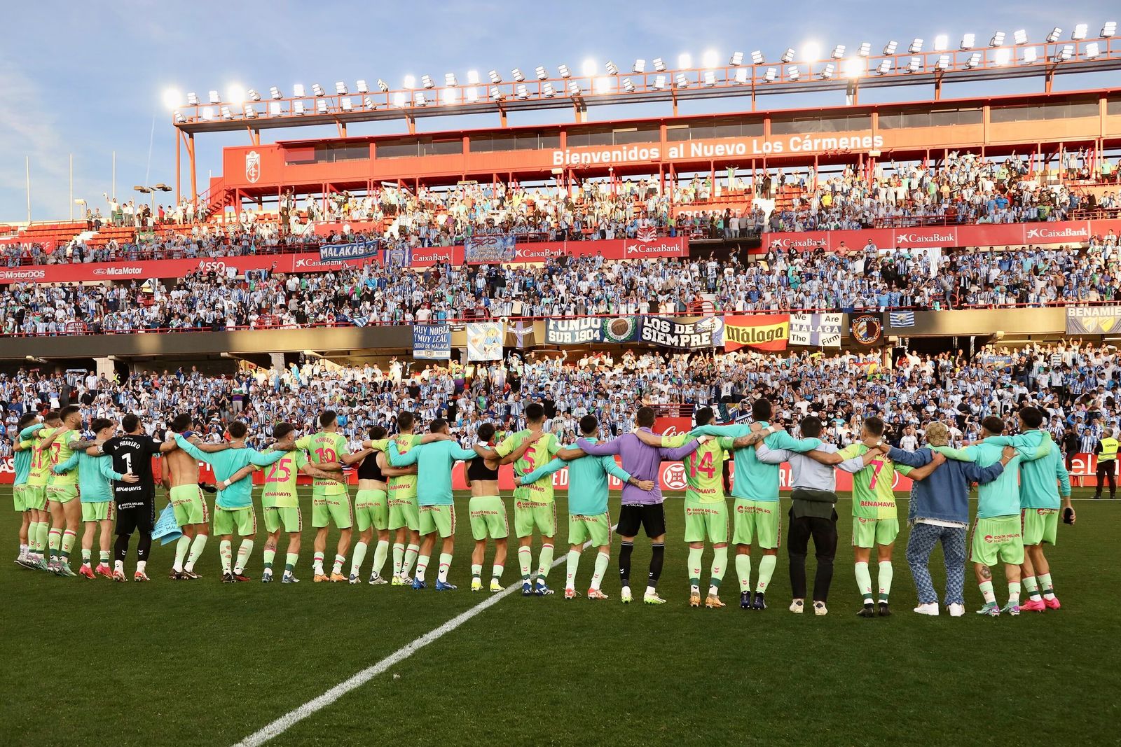 El Málaga celebra el triunfo ante el Granada con 5.000 malaguistas.