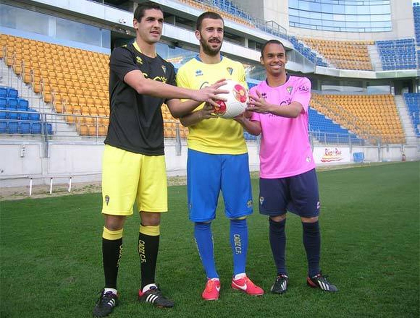Jon Ander Garrido, Dioni y Pauliño posan en el césped del Carranza. /www.cadizcf.com