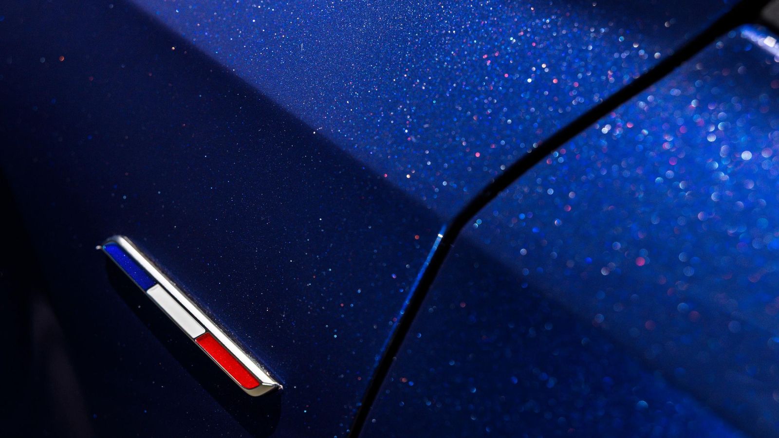 La pintura exterior tiene puntos visibles en rojo, blanco y azul, los colores de la bandera francesa.