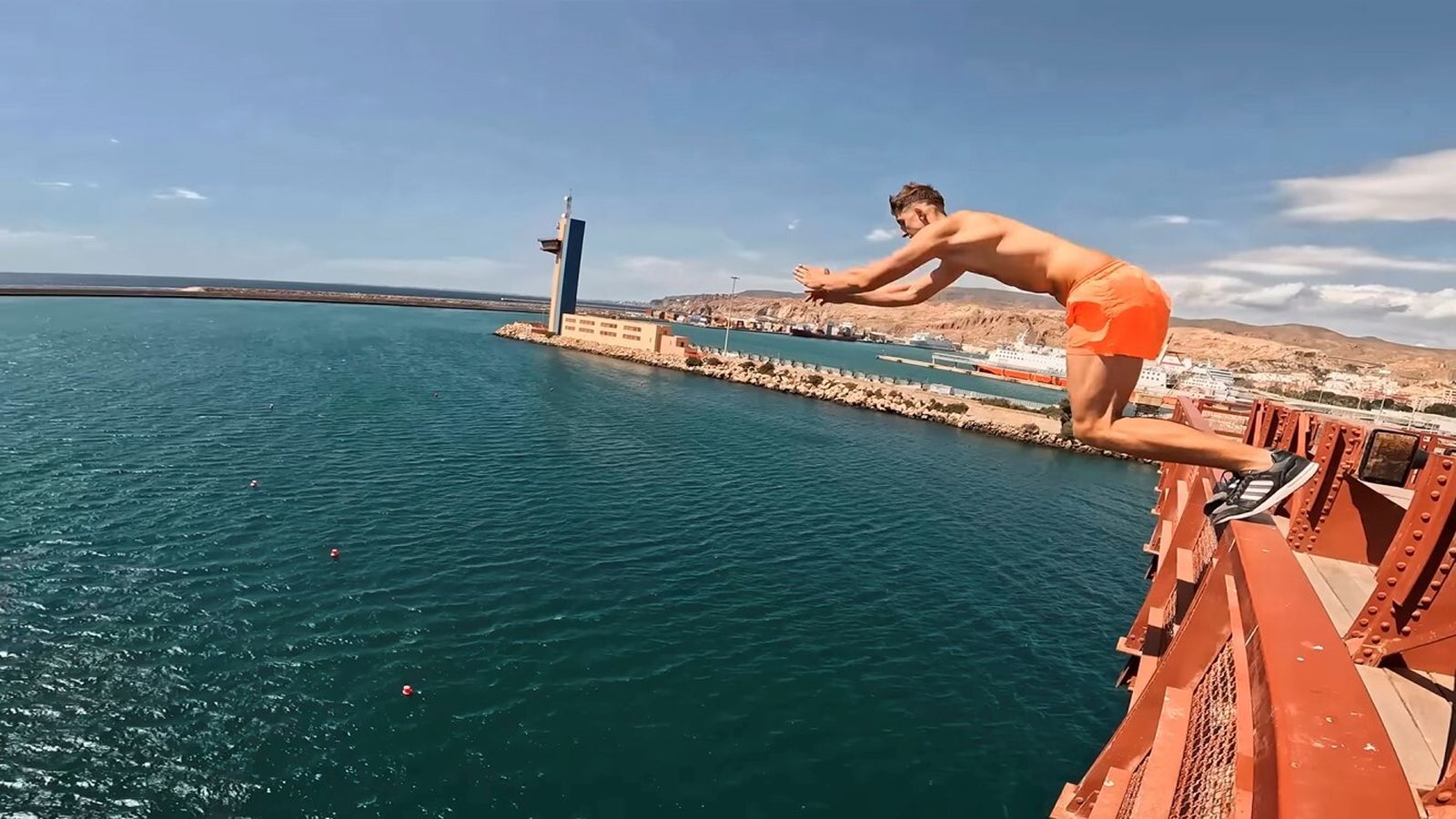 Uno de los momentos del vídeo en el que un joven salta desde el Cable Inglés.