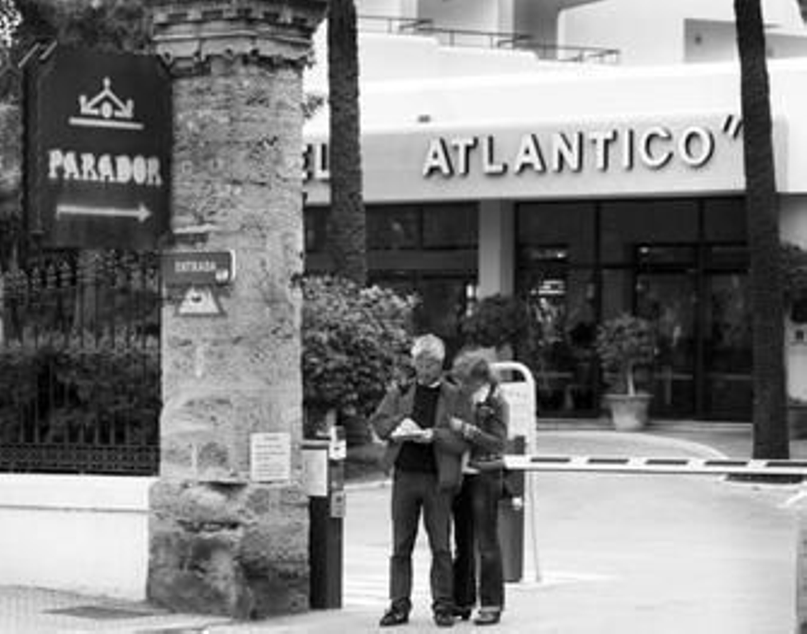 Unos turistas salen del Parador Hotel Atlántico al mediodía de ayer.