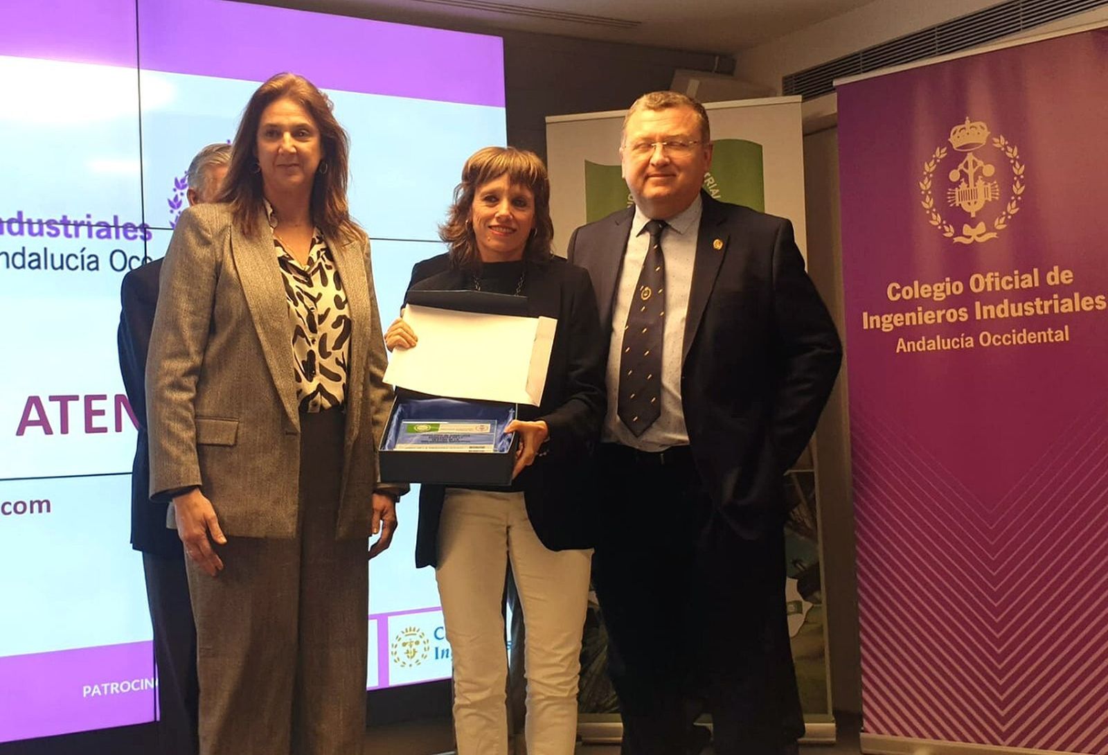 La delegada Laura Álvarez recoge la Bandera Verde.