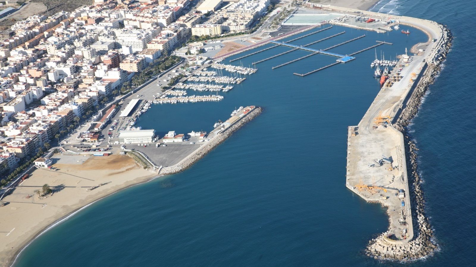 Vista aérea del puerto comercial y el núcleo urbano de Garrucha.