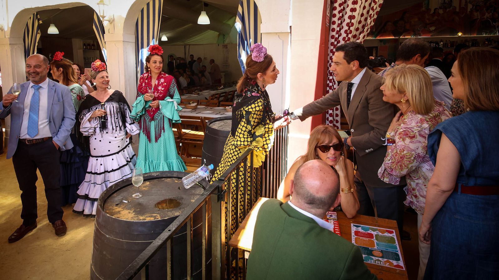 Juanma Moreno se pasea por la feria de Jerez 2023
