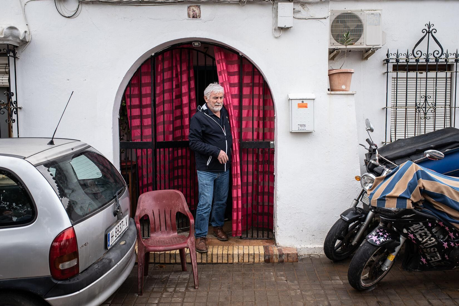 El alcalde de Manzanilla, Cristóbal Carrillo, en casa de la familia del abuelo y el niño