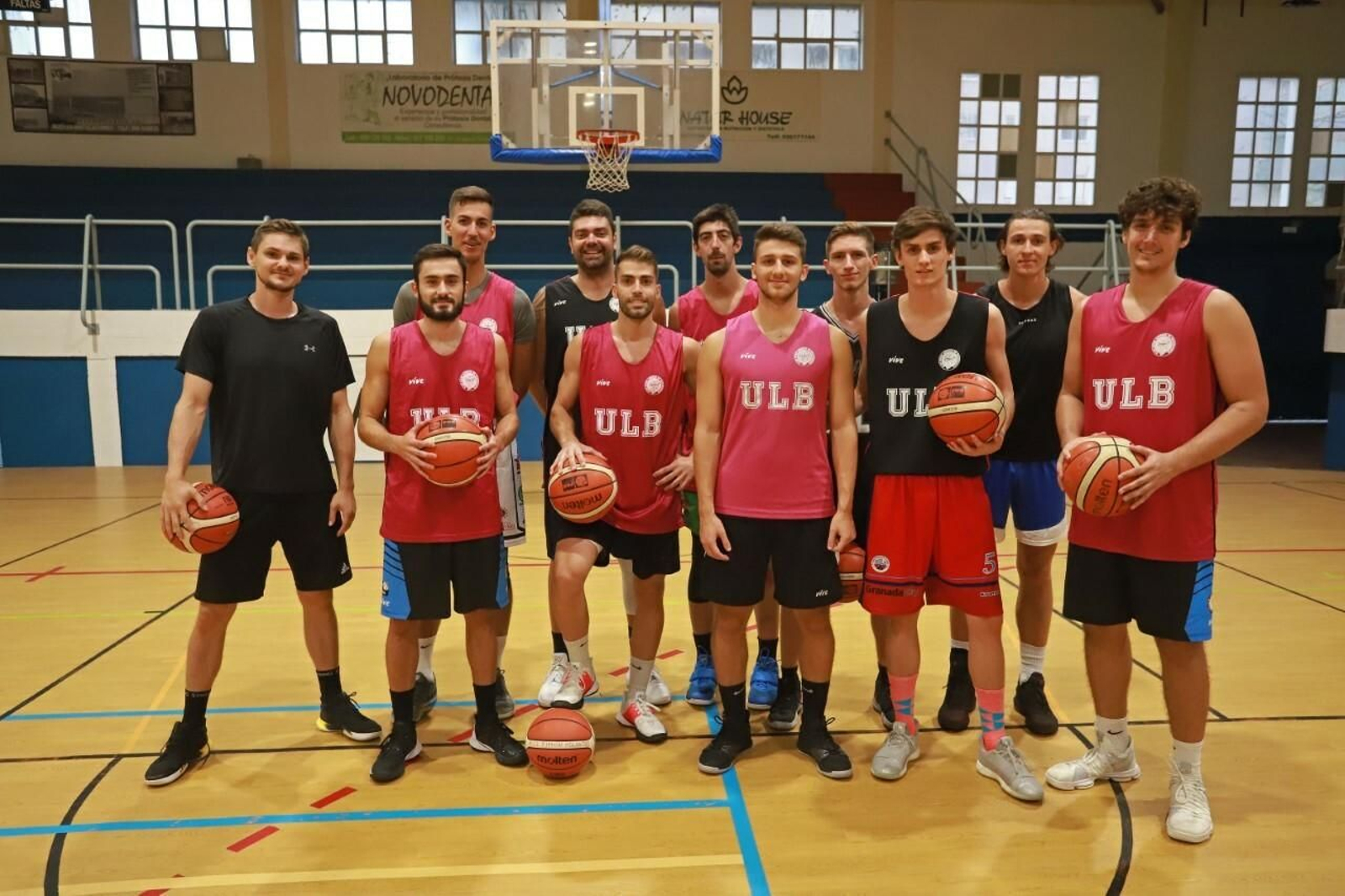 Los integrantes de la primera plantilla de la ULB posan para Europa Sur