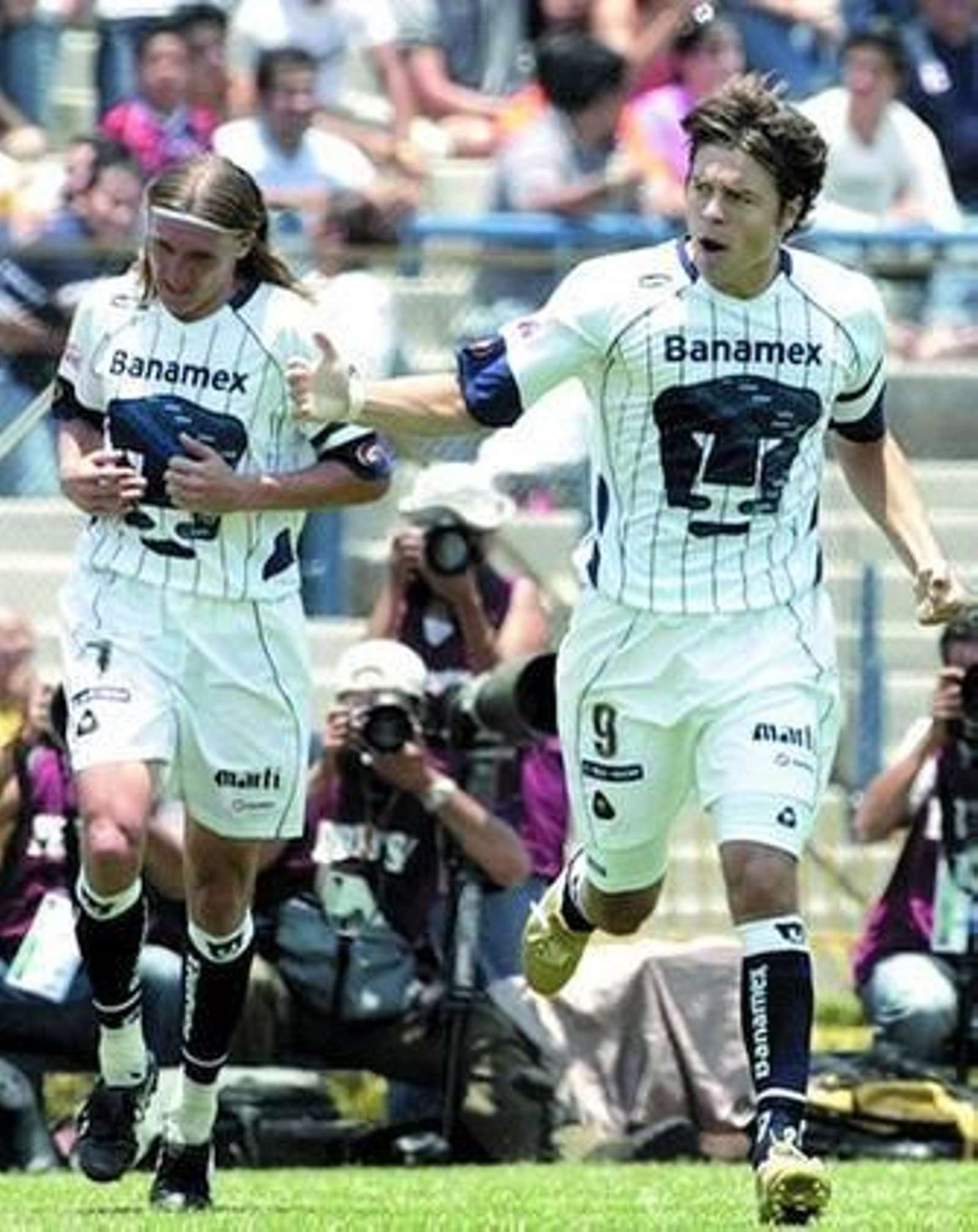 Esteban Solari celebra un gol junto a su compañero Leandro Augusto.