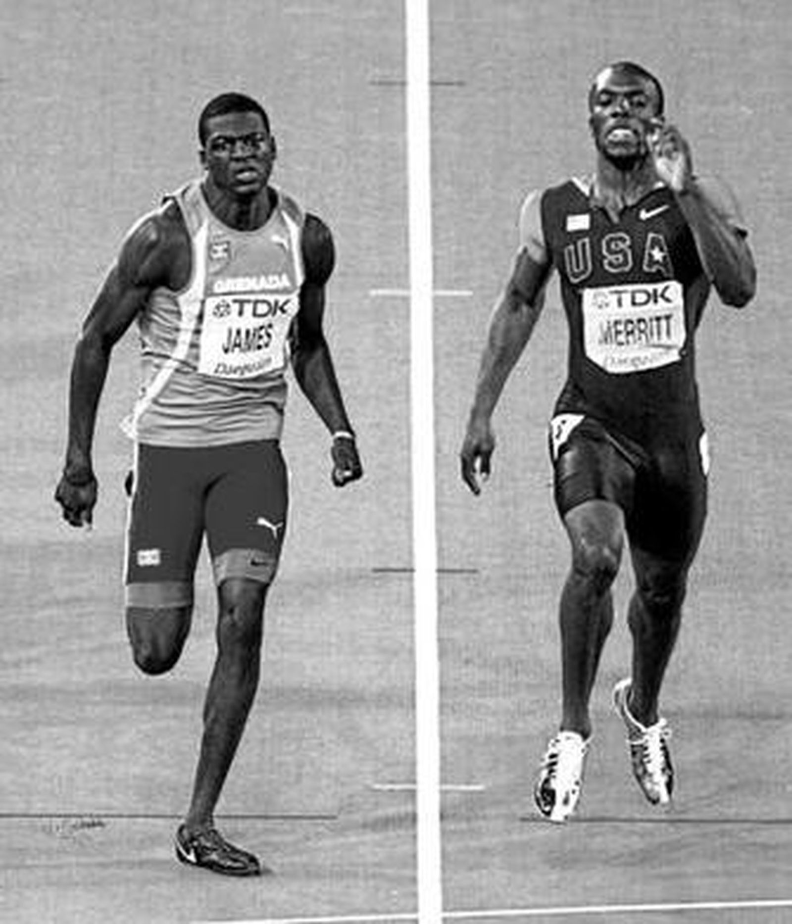 Kirani James adelanta al estadounidense Merrit en la final de 400 metros.