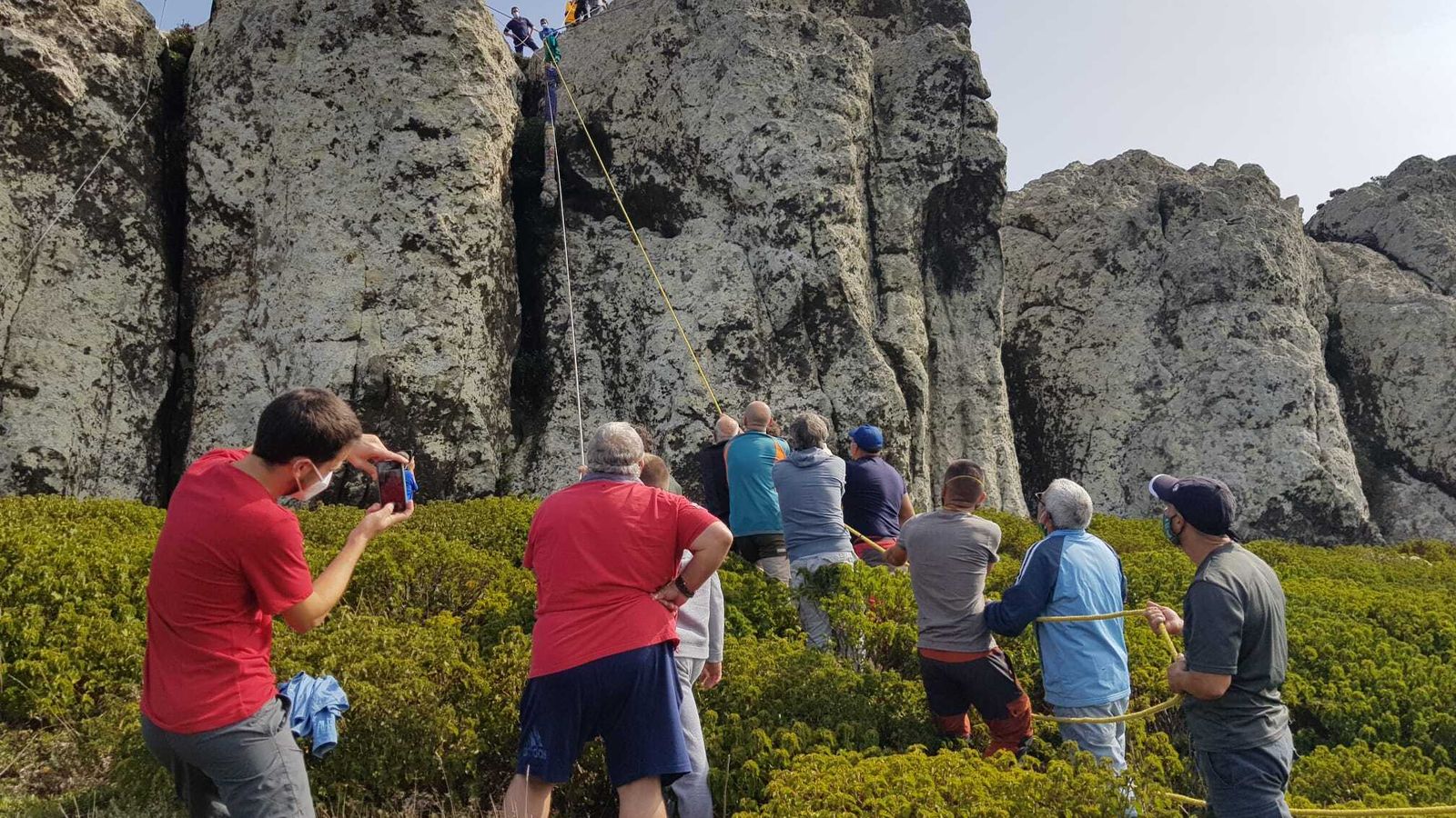 Los trabajos para subir la cruz al pico.