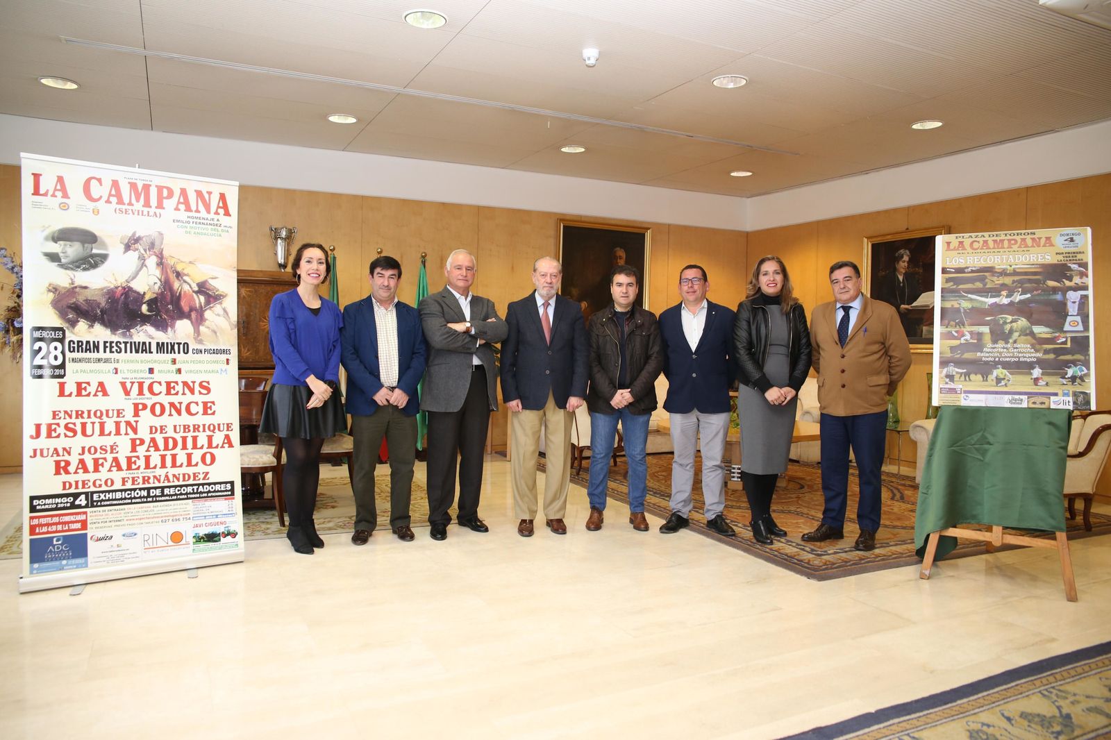 El presidente de la Diputación, en el centro, ayer en la presentación del cartel del festival taurino mixto.