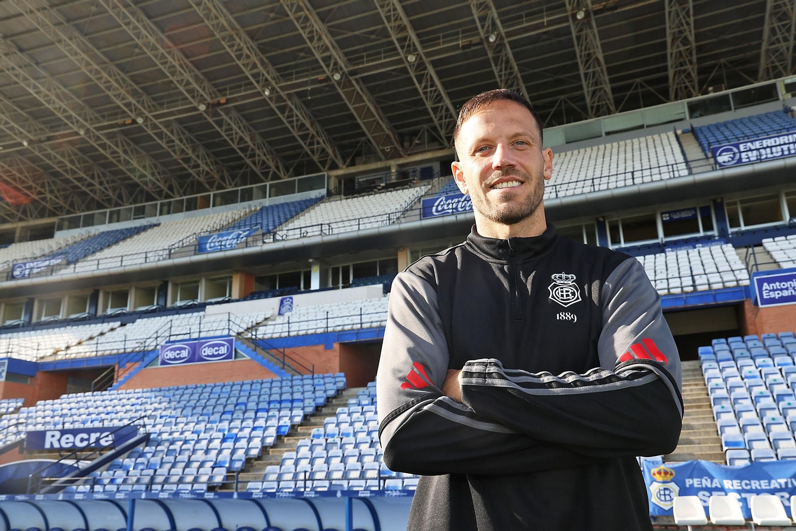 Javi Castellano posa en el Nuevo Colombino para Huelva Información.