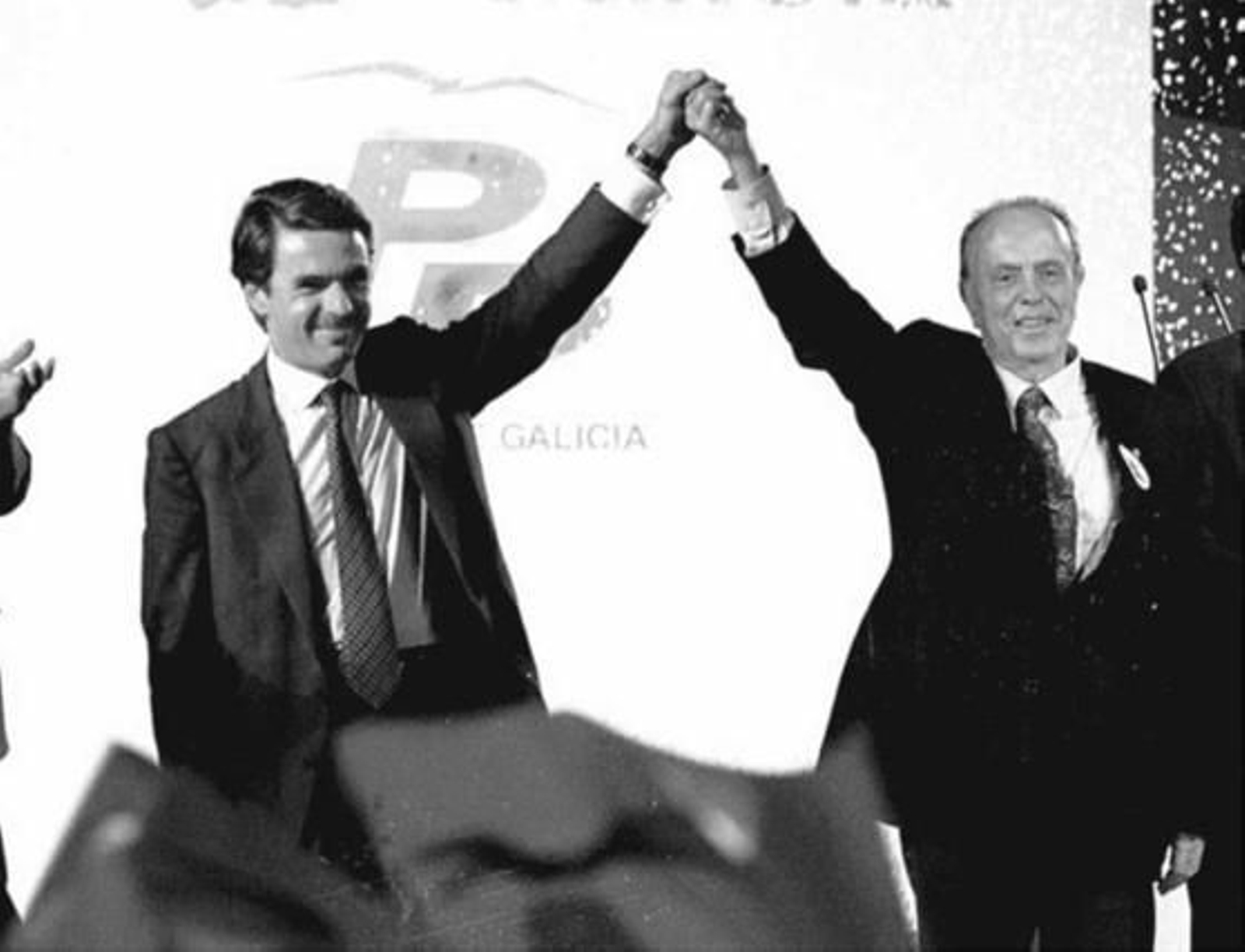 José María Aznar y Manuel Fraga , en el mitin de cierre de campaña del PP celebrado en Vigo en 1997.