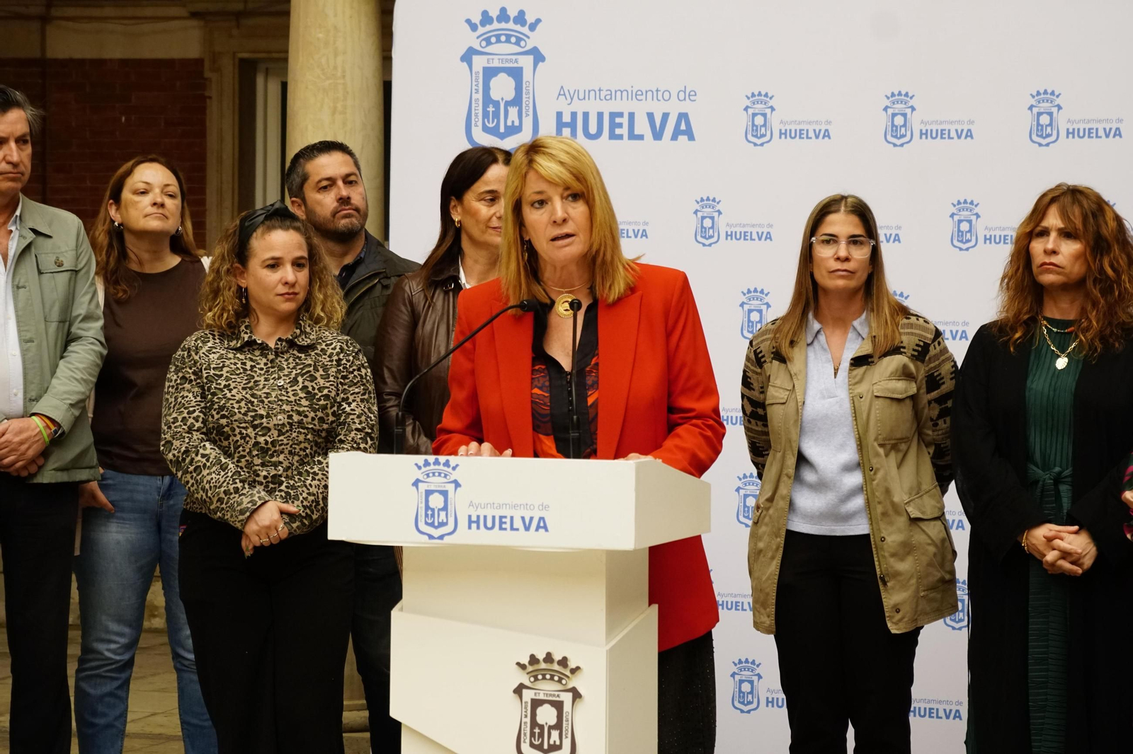 La alcaldesa de Huelva, Pilar Miranda, durante un acto este lunes en el patio interior del Ayuntamiento.