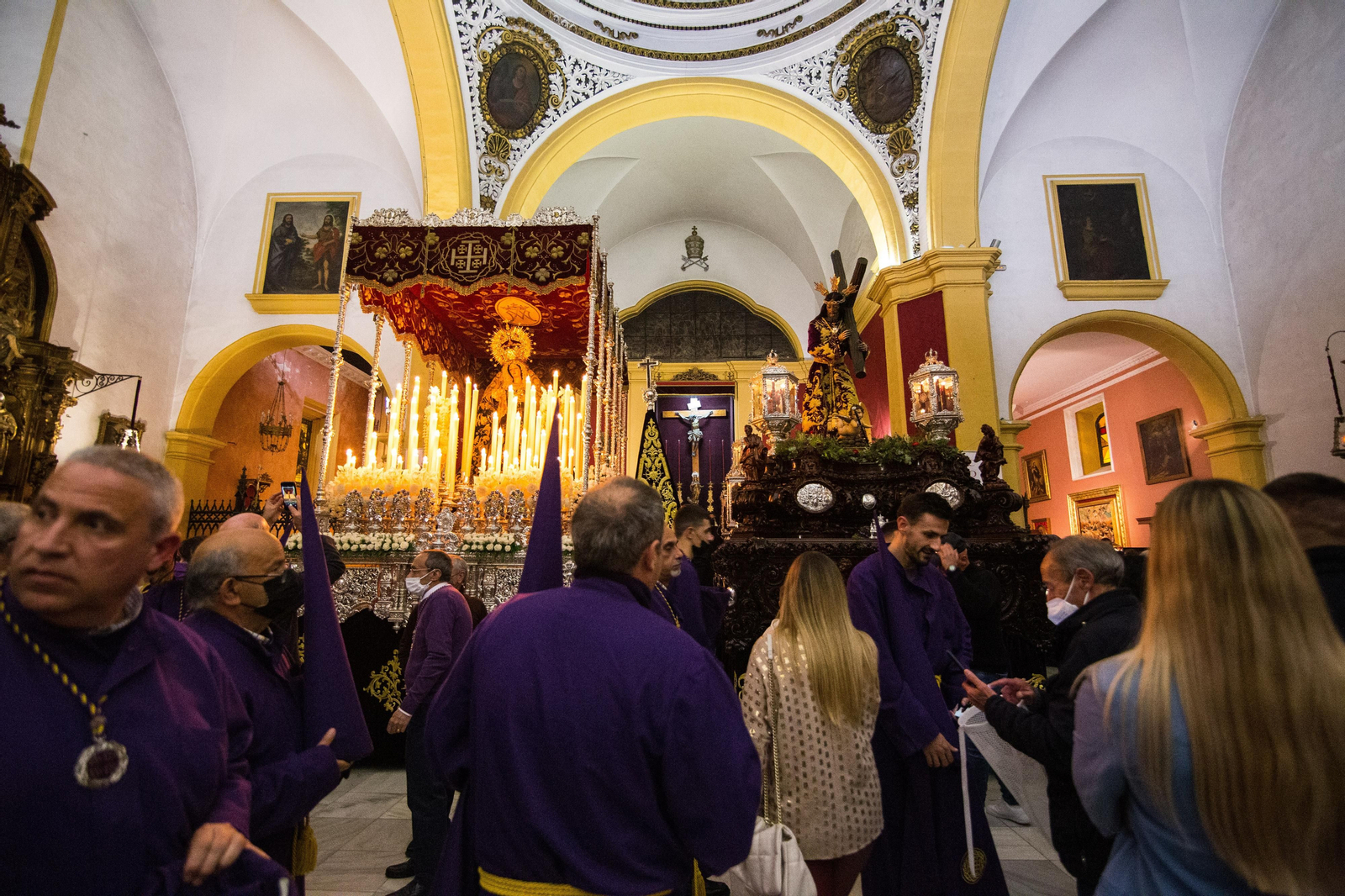 Madrugada de Viernes Santo en San Fernando: Las imágenes del Nazareno