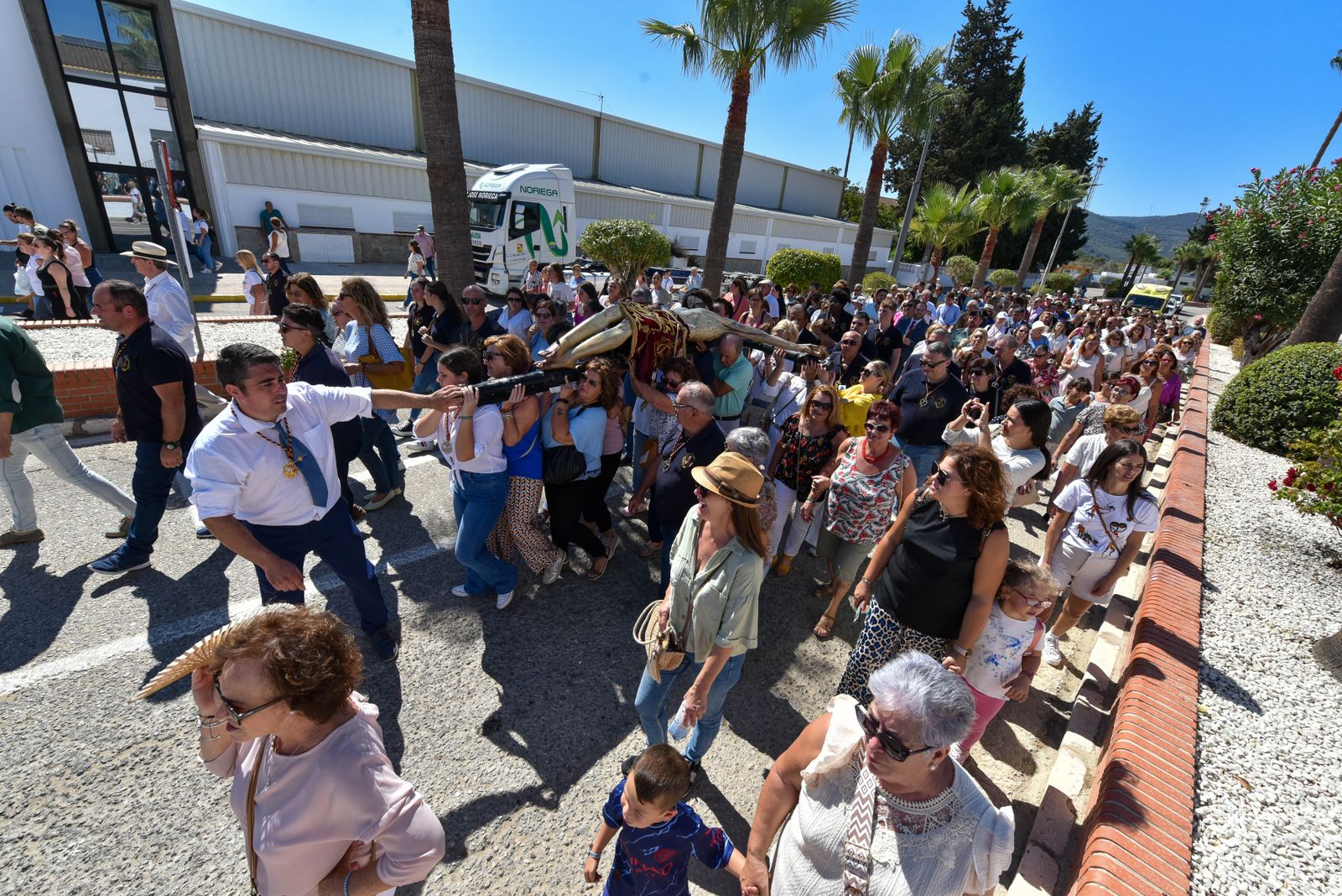 La procesión del Cristo de la Almoraima, en imágenes