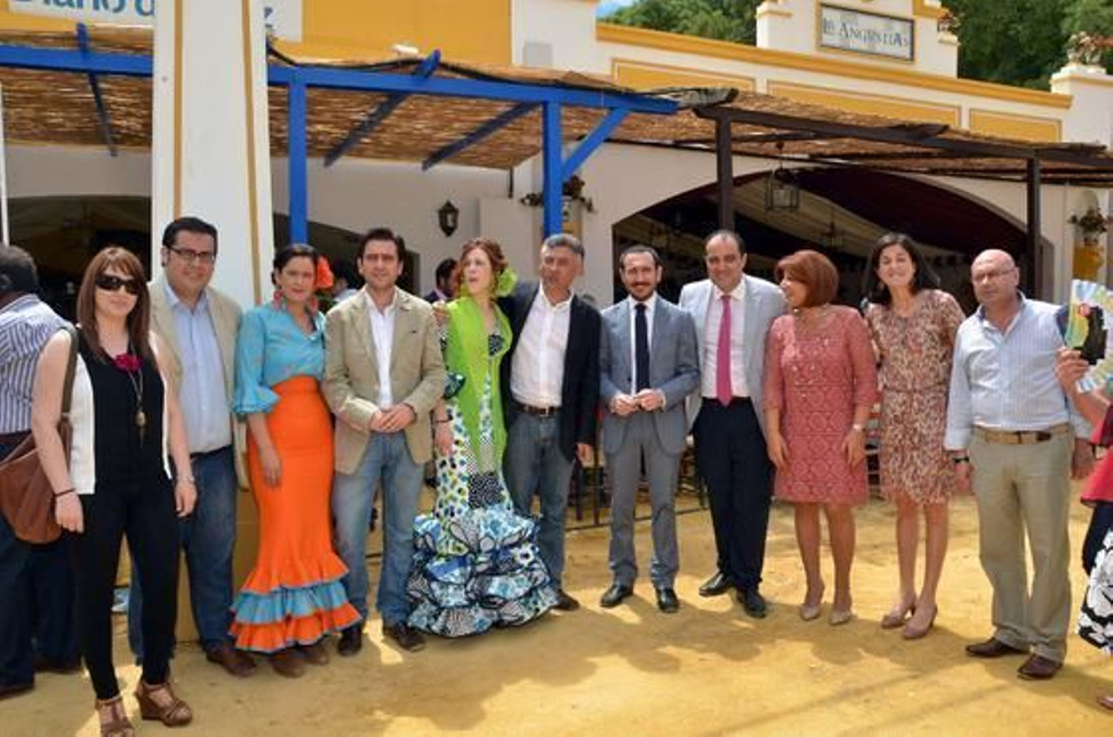 El delegado territorial del Gobierno andaluz, Fernando López Gil (en el centro) junto al director de Diario de Jerez, David Fernández; la delegada provincial de Economía, Innovación, Ciencia y Empleo, Angelina Ortiz del Río; la delegada provincial de Educación y Cultura, Cristina Saucedo; la secretaria local del PSOE, Miriam Alconchel; y destacados miembros del PSOE en la provincia.  Foto: Manuel Aranda