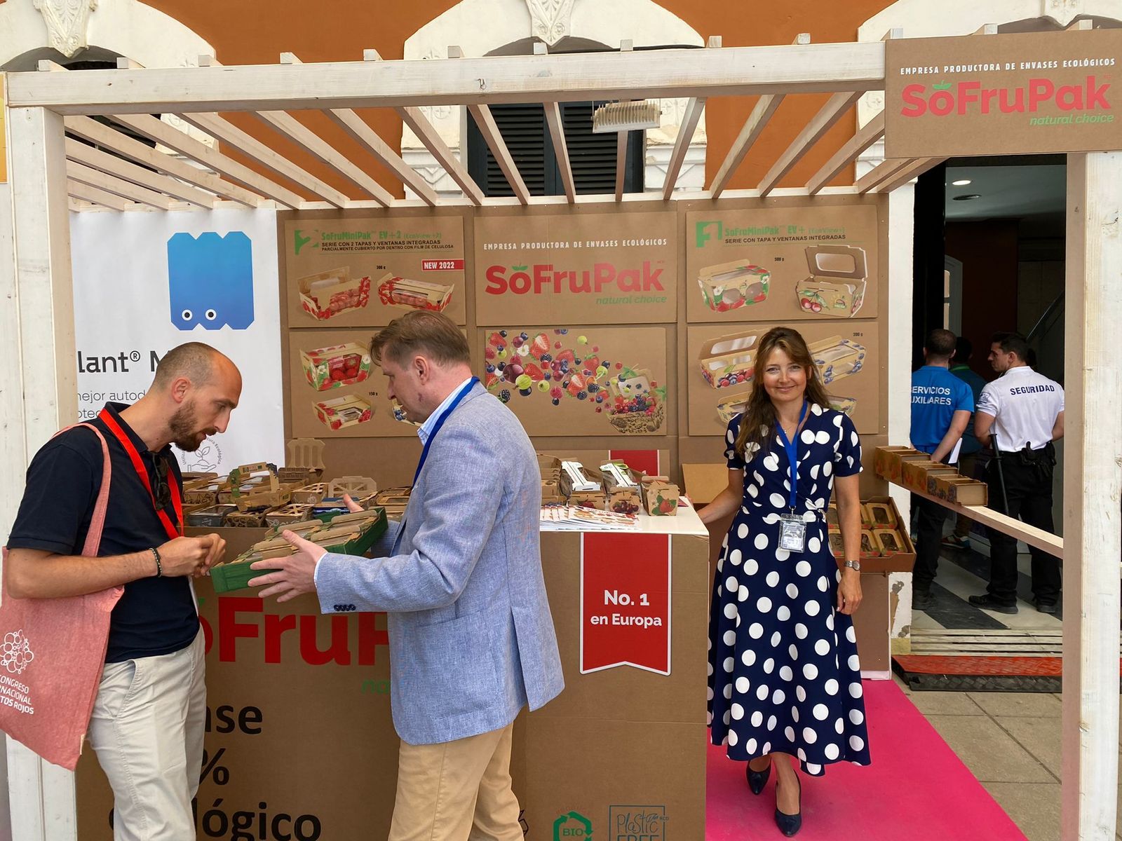 Más de medio centenar de empresas participan en el Congreso de Frutos Rojos