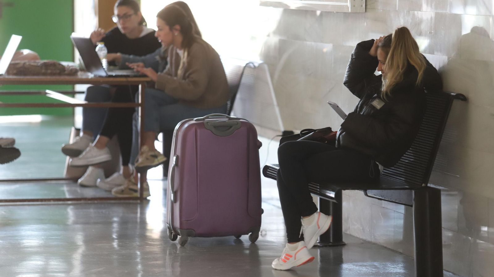 Estudiantes de la Onubense se aprestan a abandonar el Campus la pasada semana.