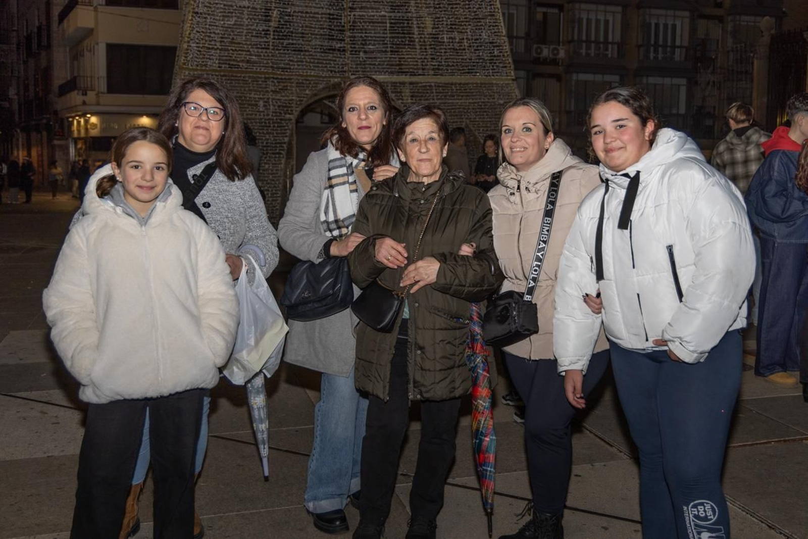 Los jiennenses disfrutan del centro de la ciudad, rodeados de un ambiente navideño