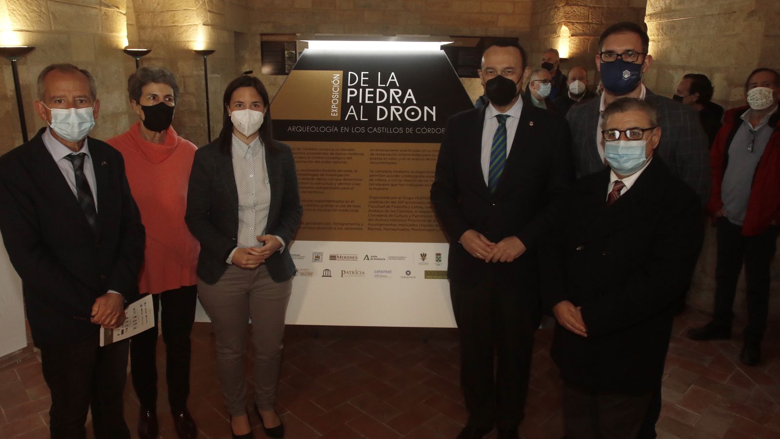 Dirigentes institucionales en la presentación de la muestra.