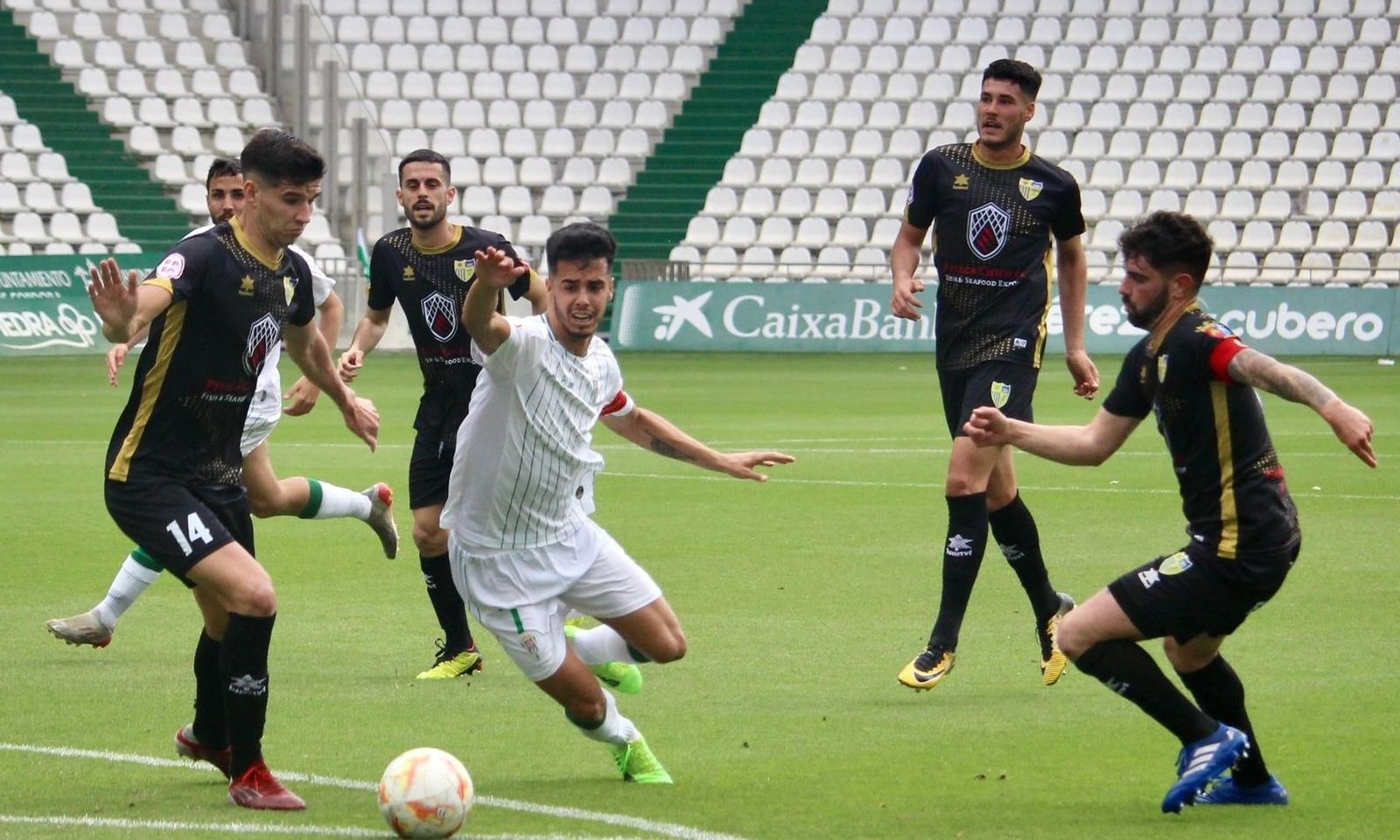 Juanma Bernal es presionado por varios jugadores del Conil.