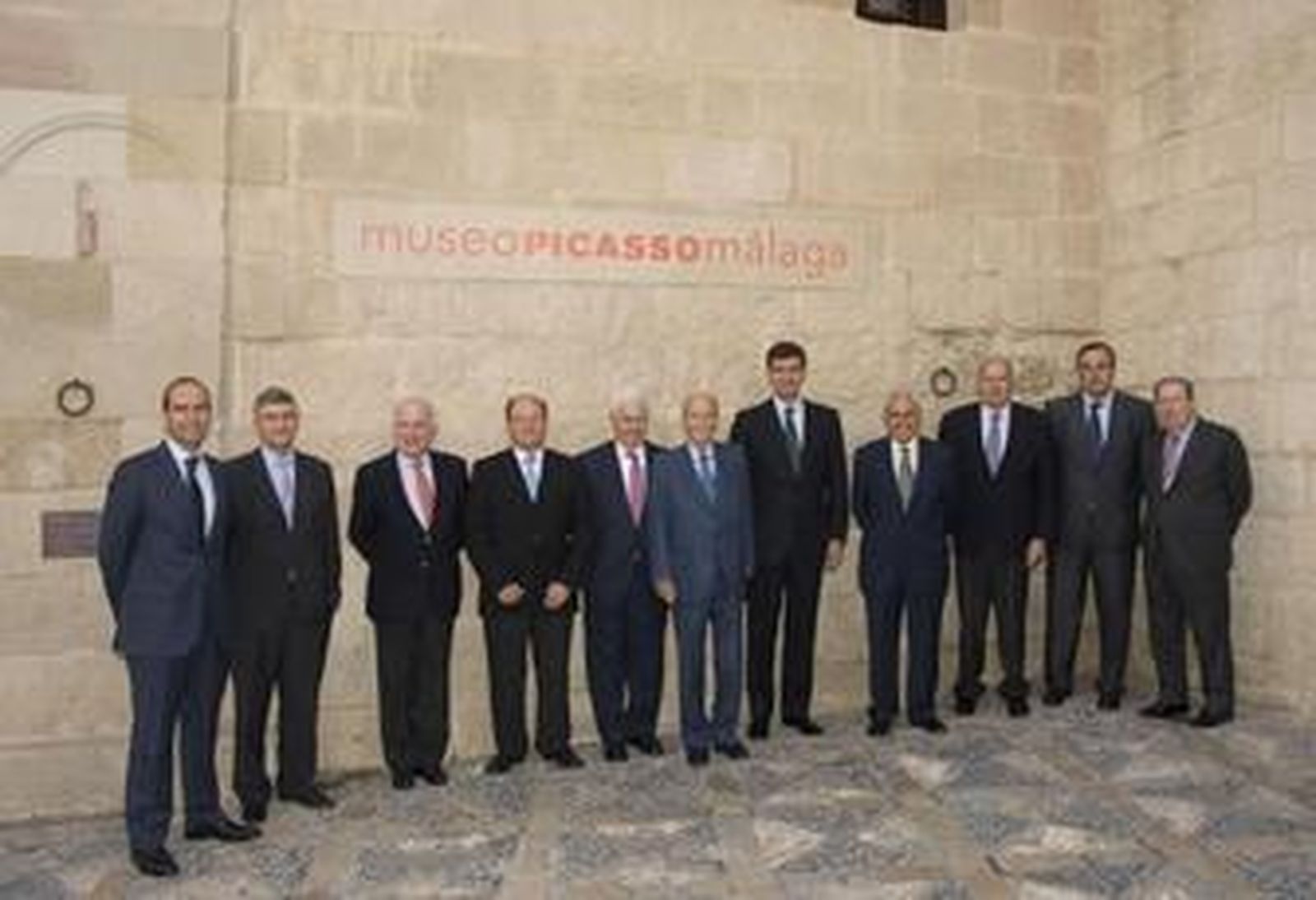 Los integrantes del consejo regional de Banesto, ayer en el Museo Picasso de Málaga.