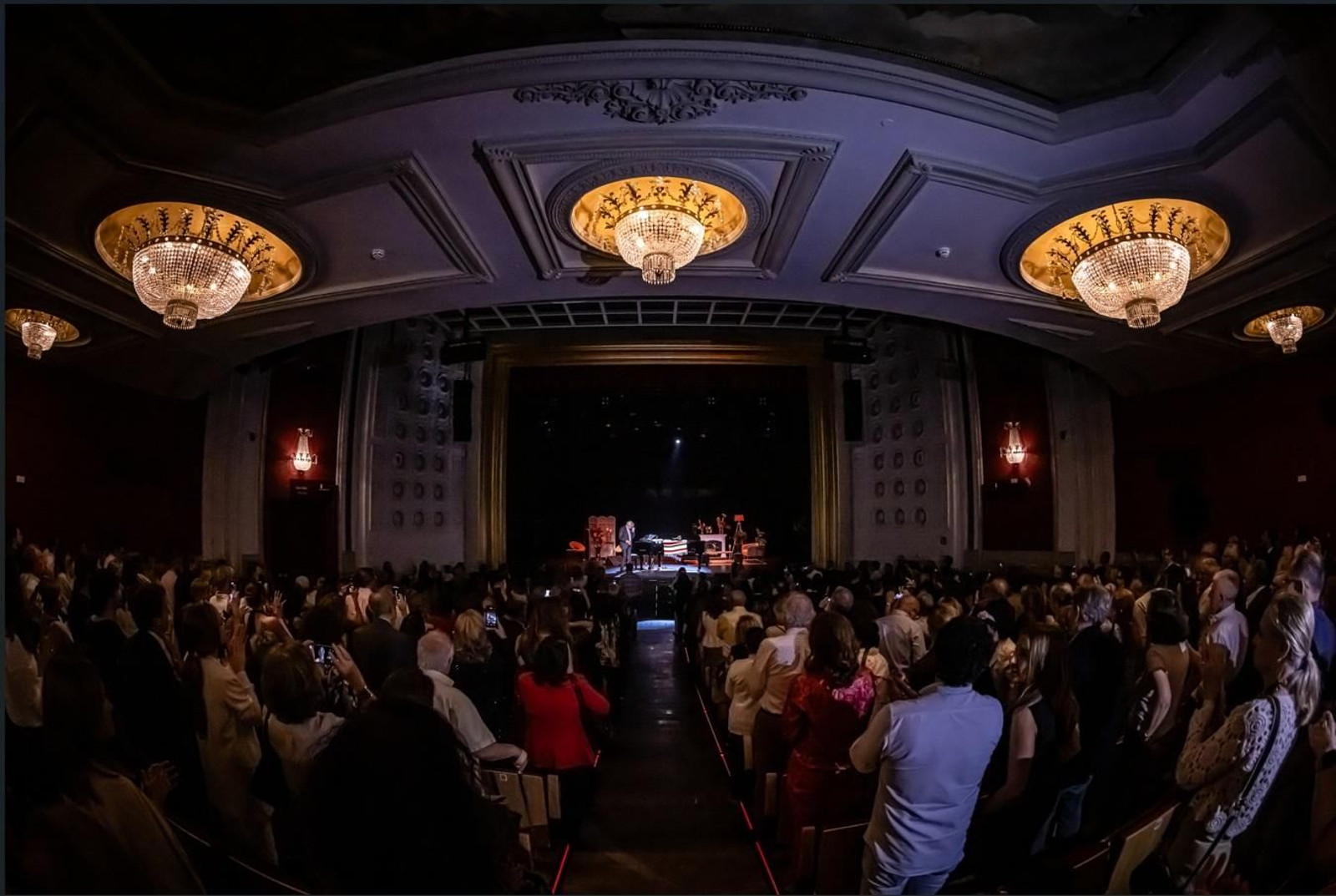 El teatro en pie ante Manuel Alejandro. El teatro en pie ante Manuel Alejandro.