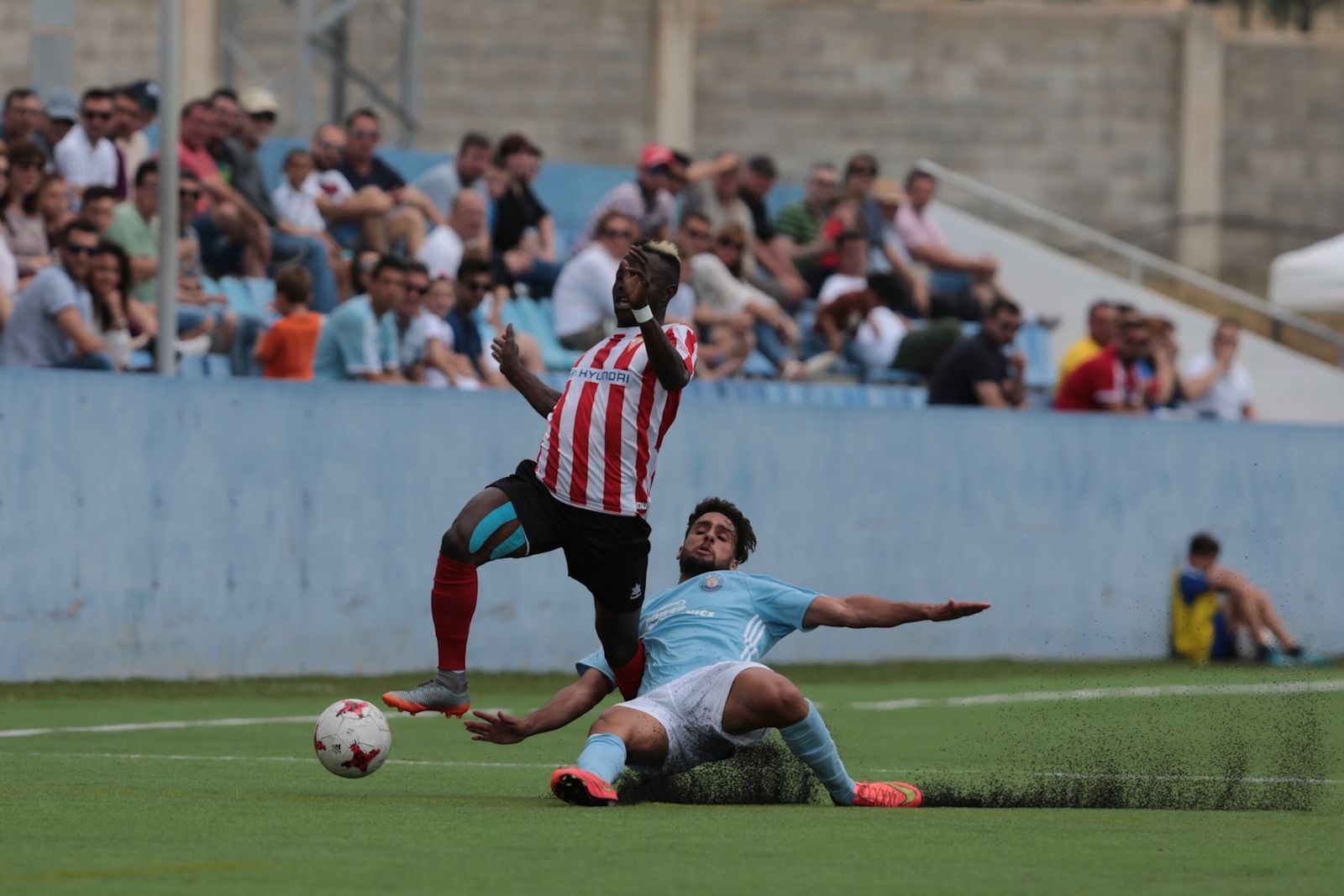 Moussa, derribado en el Ibiza-Algeciras del play-off de 2018.