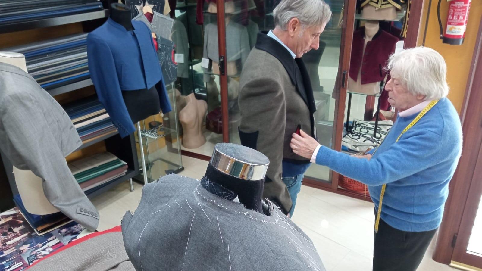 Prueba de un traje a un cliente