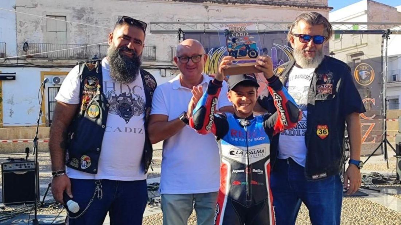 El piloto de Mini Bike Rafael Rodríguez Domínguez, con su premio.