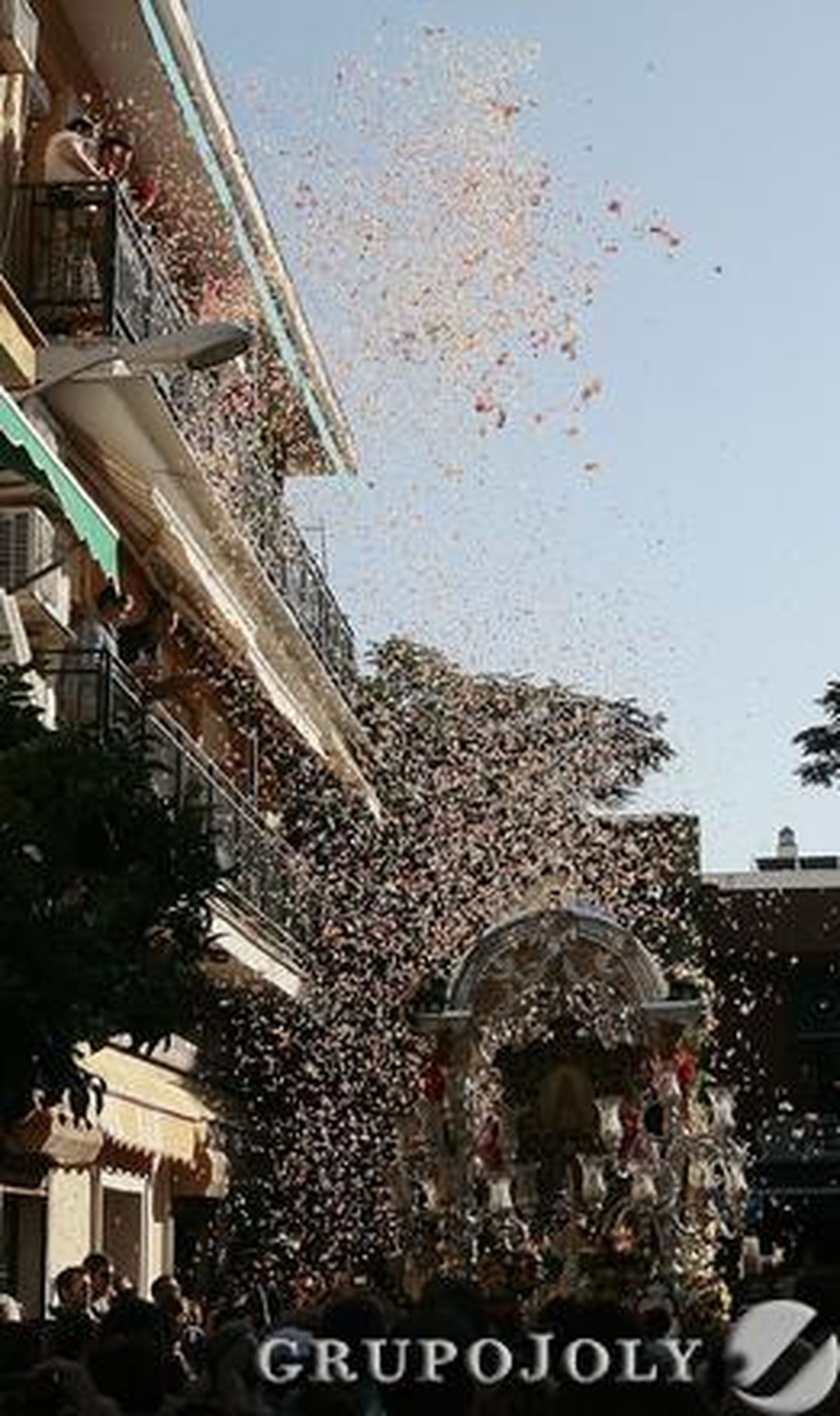 Petalada al simpecado en las calles del barrio.

Foto: José Ángel García