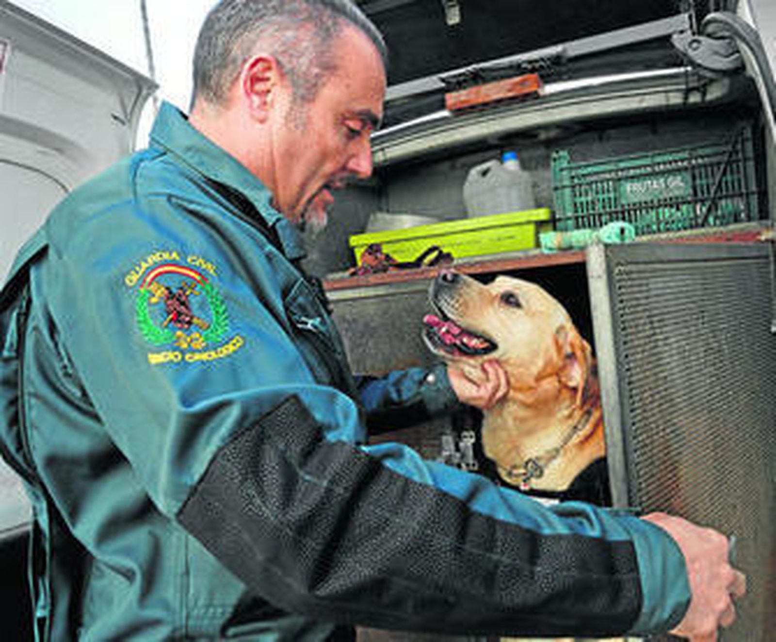 El agente Orellana con uno de los ejemplares de la unidad que tiene su sede en El Puerto.