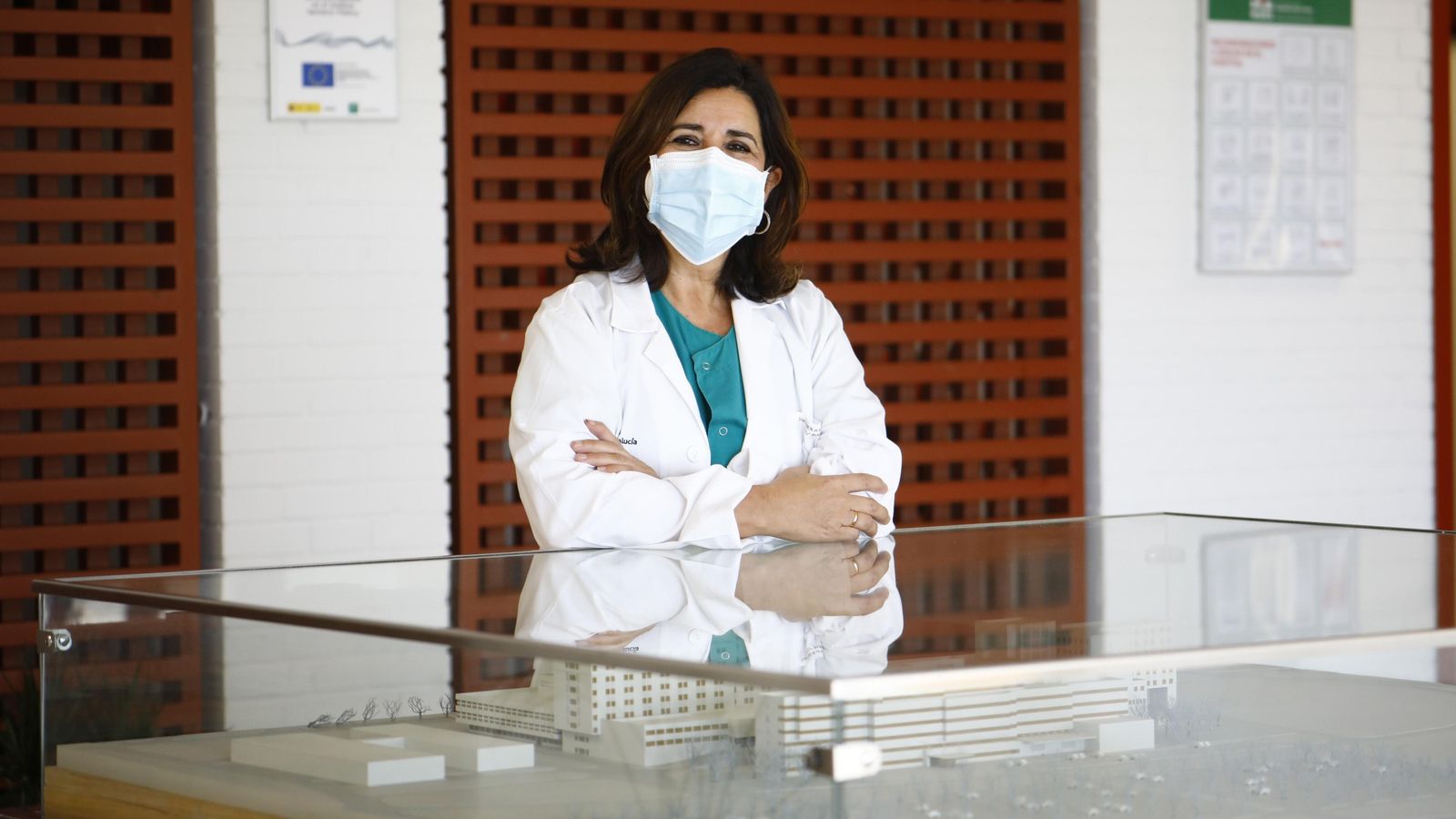 Carmen de la Fuente, junto a una maqueta del Reina Sofía.