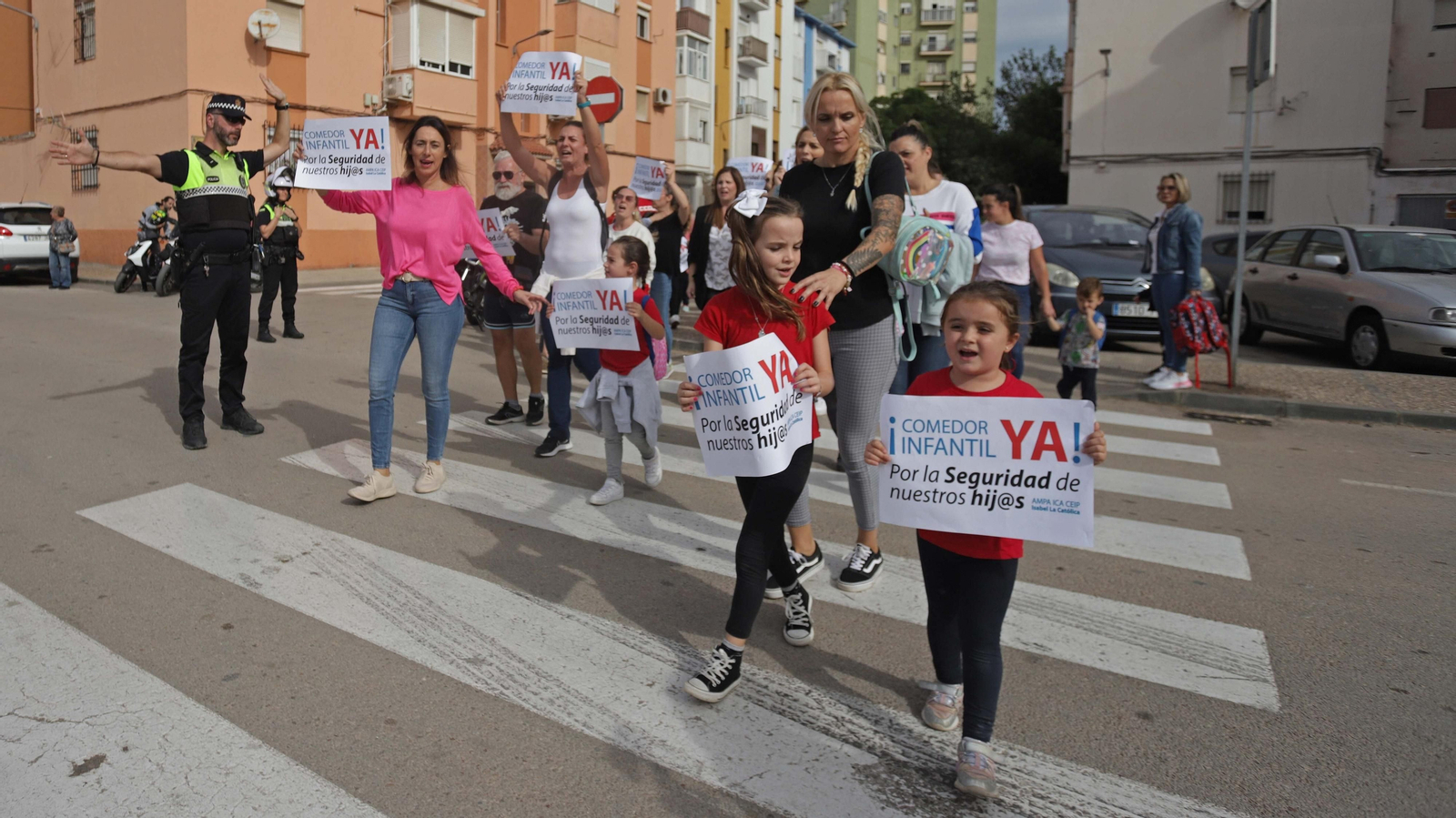 Fotos de las protestas de padres y alumnos del CEIP Isabel la Católica en La Línea