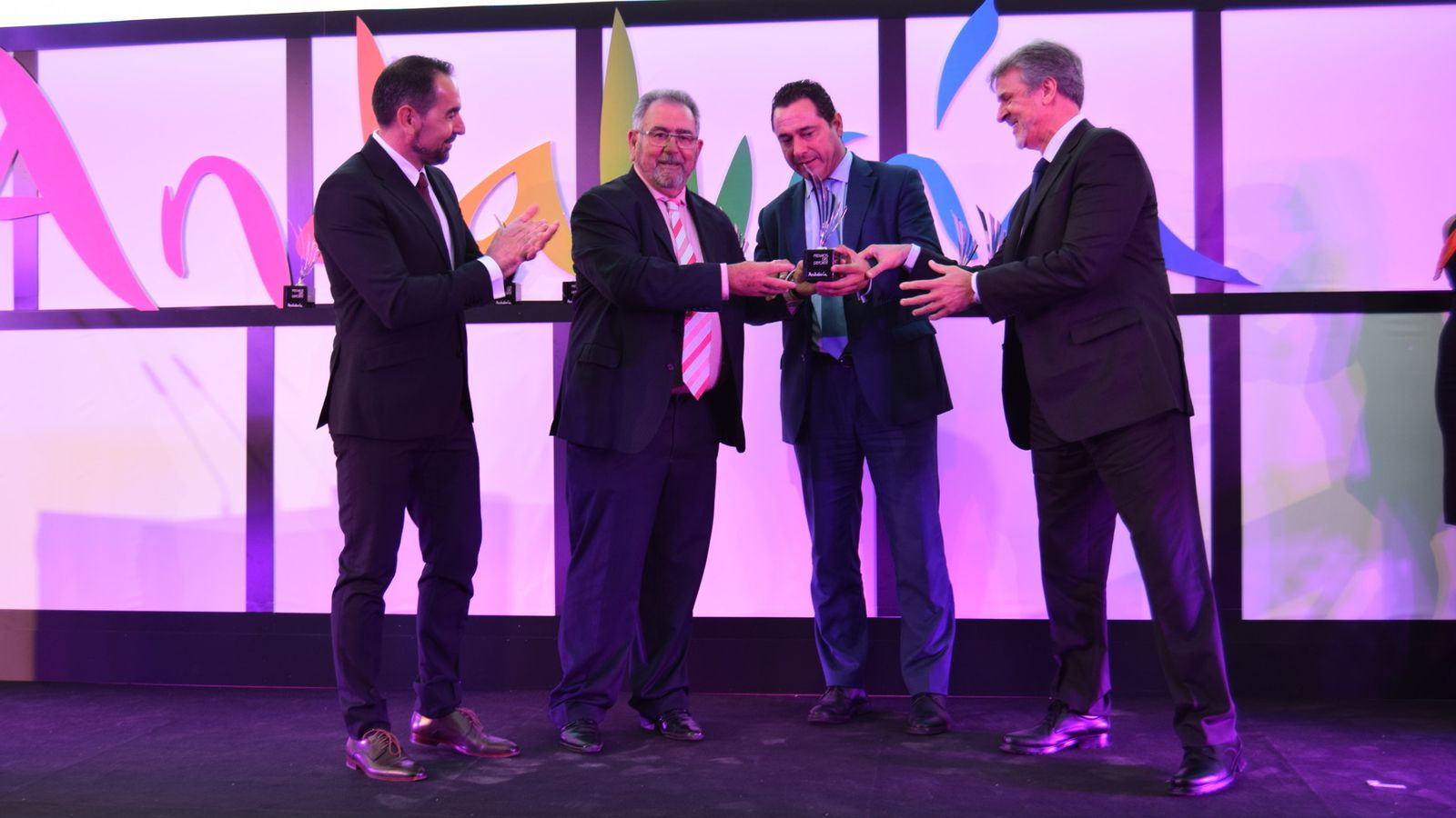 El presidente, Ramón Sedeño, recogió el galardón