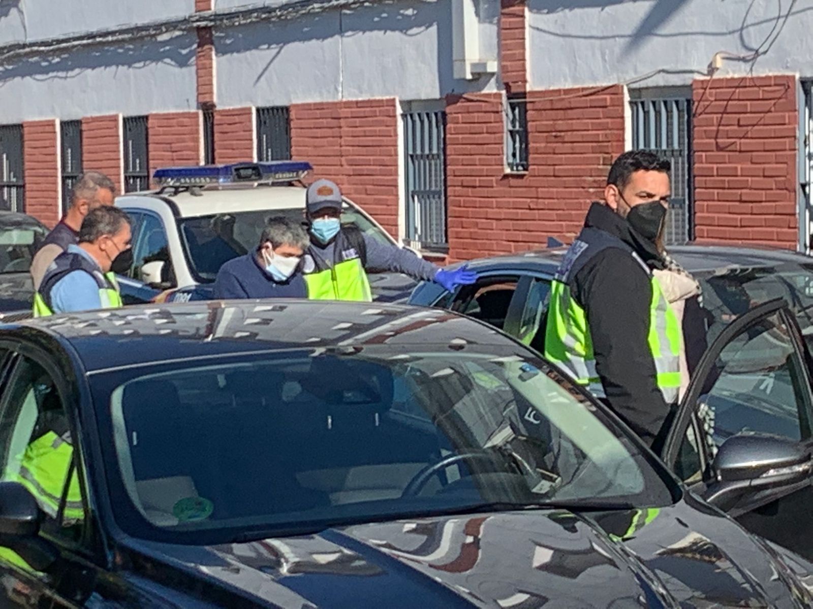 Clemente M.P. (con mascarilla) es custodiado por varios agentes de la Policía Nacional durante la reconstrucción del crimen.