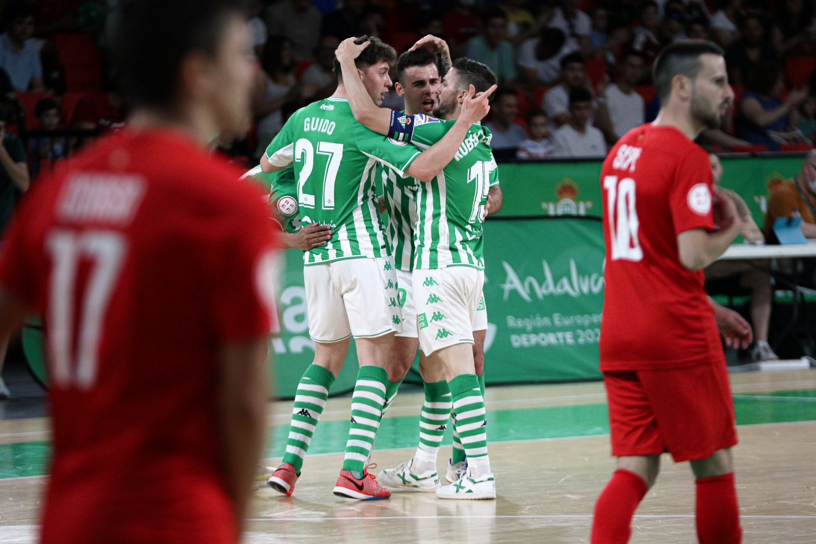 Los jugadores béticos celebran el gol del empate.