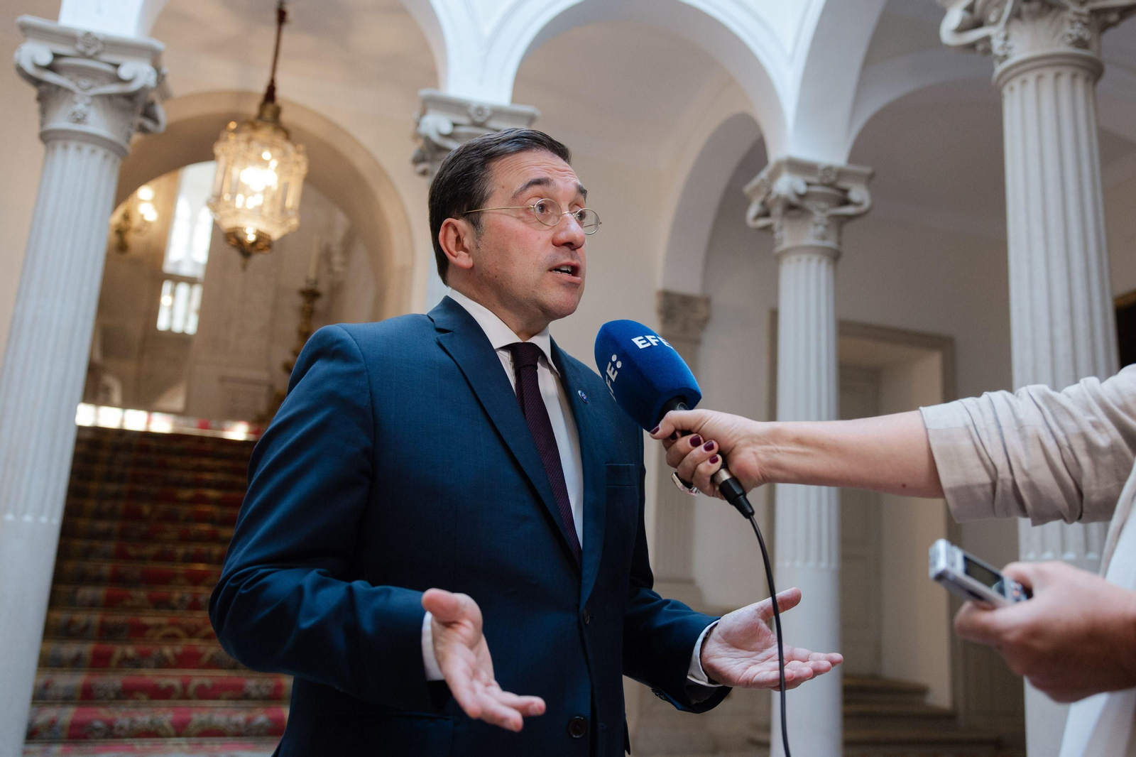 El ministro José Manuel Albares hace declaraciones a Efe.