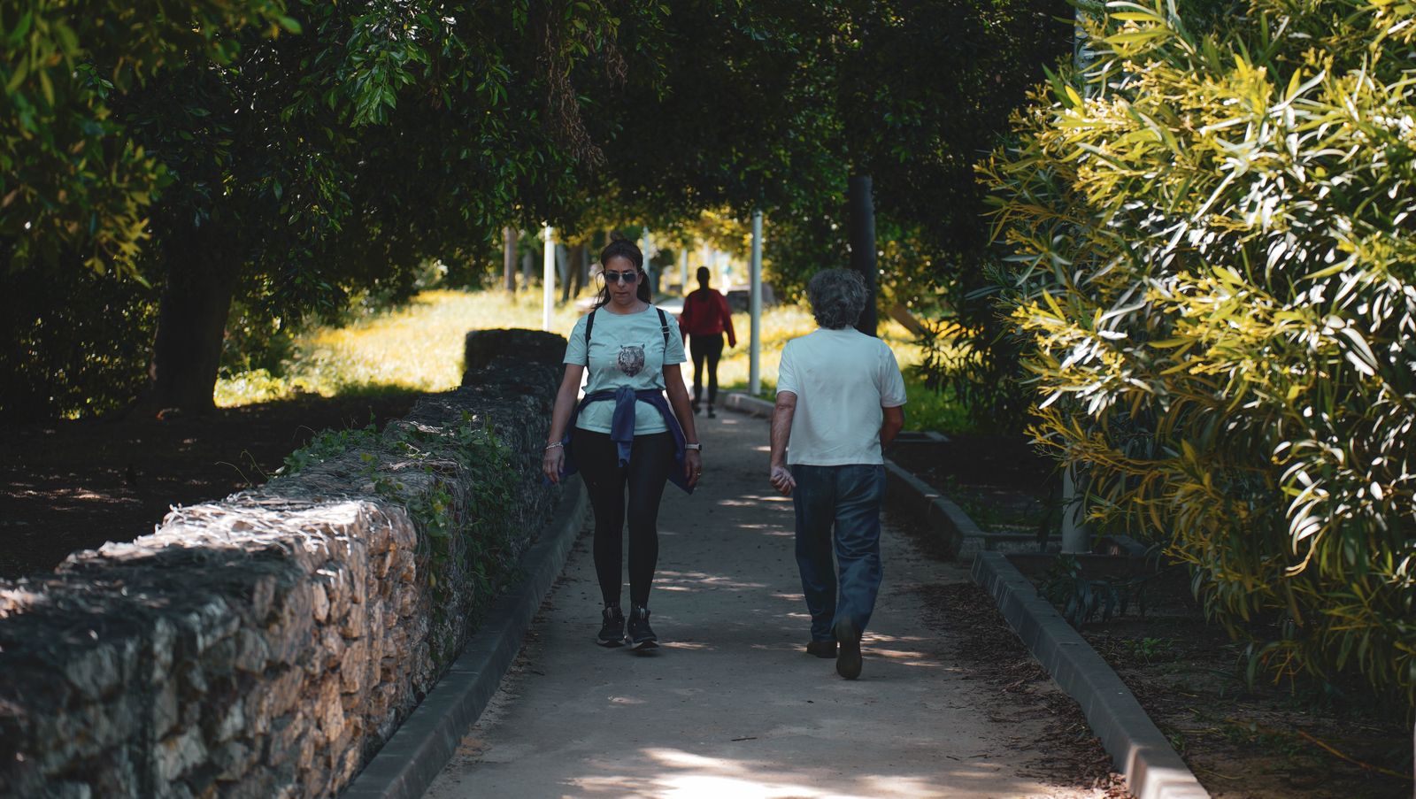 Personas disfrutando del mañaneo en el paseo marítimo de Algeciras, en imágenes