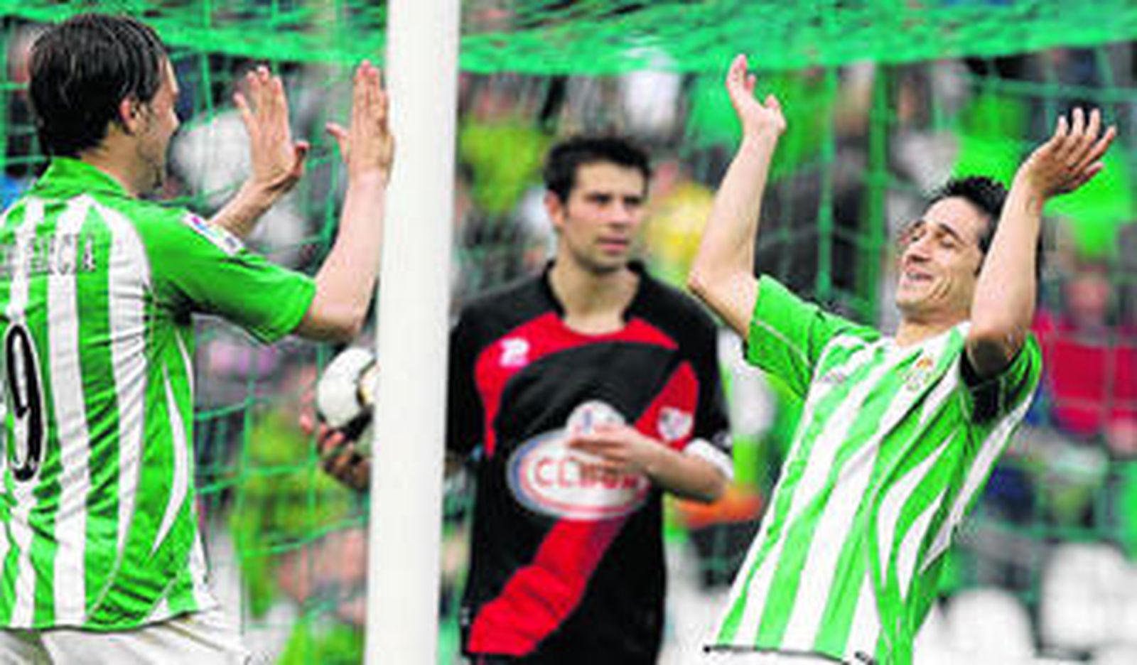 Jonathan Pereira celebra uno de sus goles ante el Rayo Vallecano junto a Sergio García.